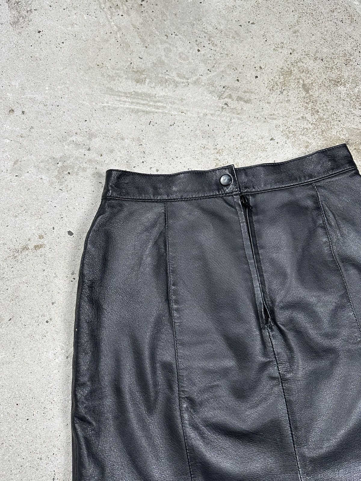 Japanese Brand Vintage Y2K Black Genuine Leather Mini Skirt Avant Garde Size 26" / US 2 / IT 38 - 5 Thumbnail