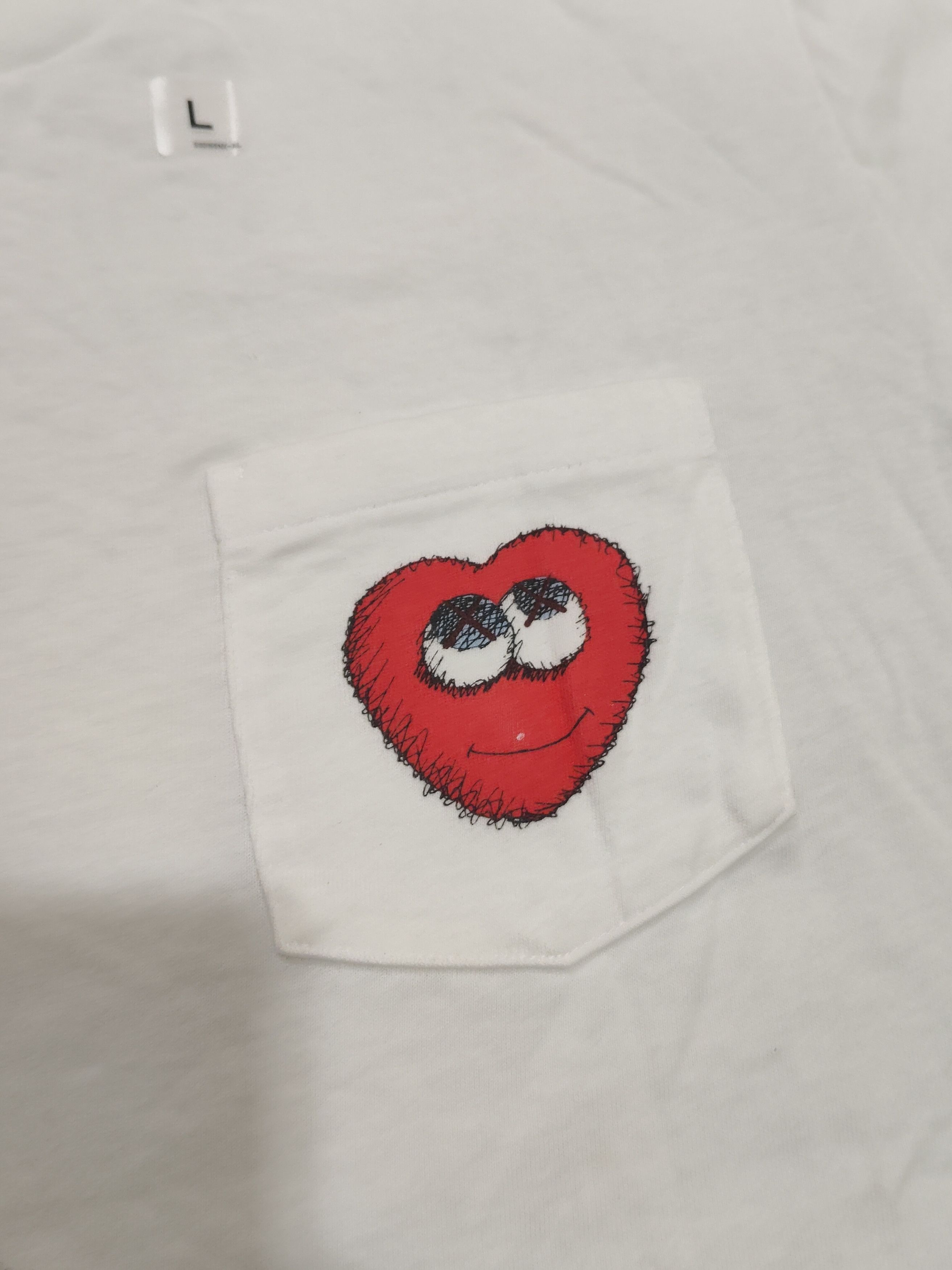 Kaws × Uniqlo Kaws x Uniqlo 2016 Heart Pocket T-shirt Size US M / EU 48-50 / 2 - 2 Thumbnail