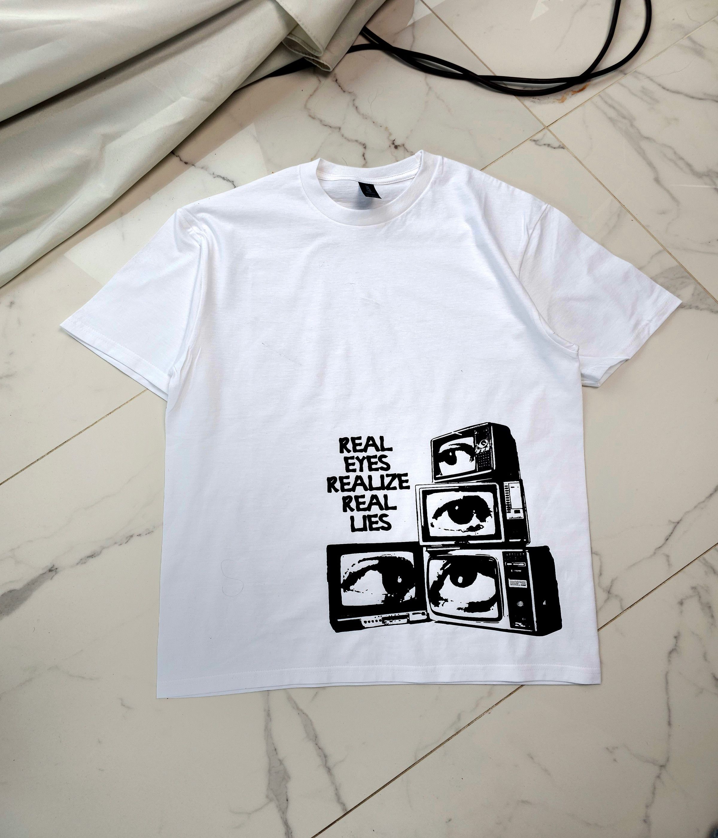 Other Y2K Vintage Real Eyes Graphic Tee Size US M / EU 48-50 / 2 - 1 Thumbnail