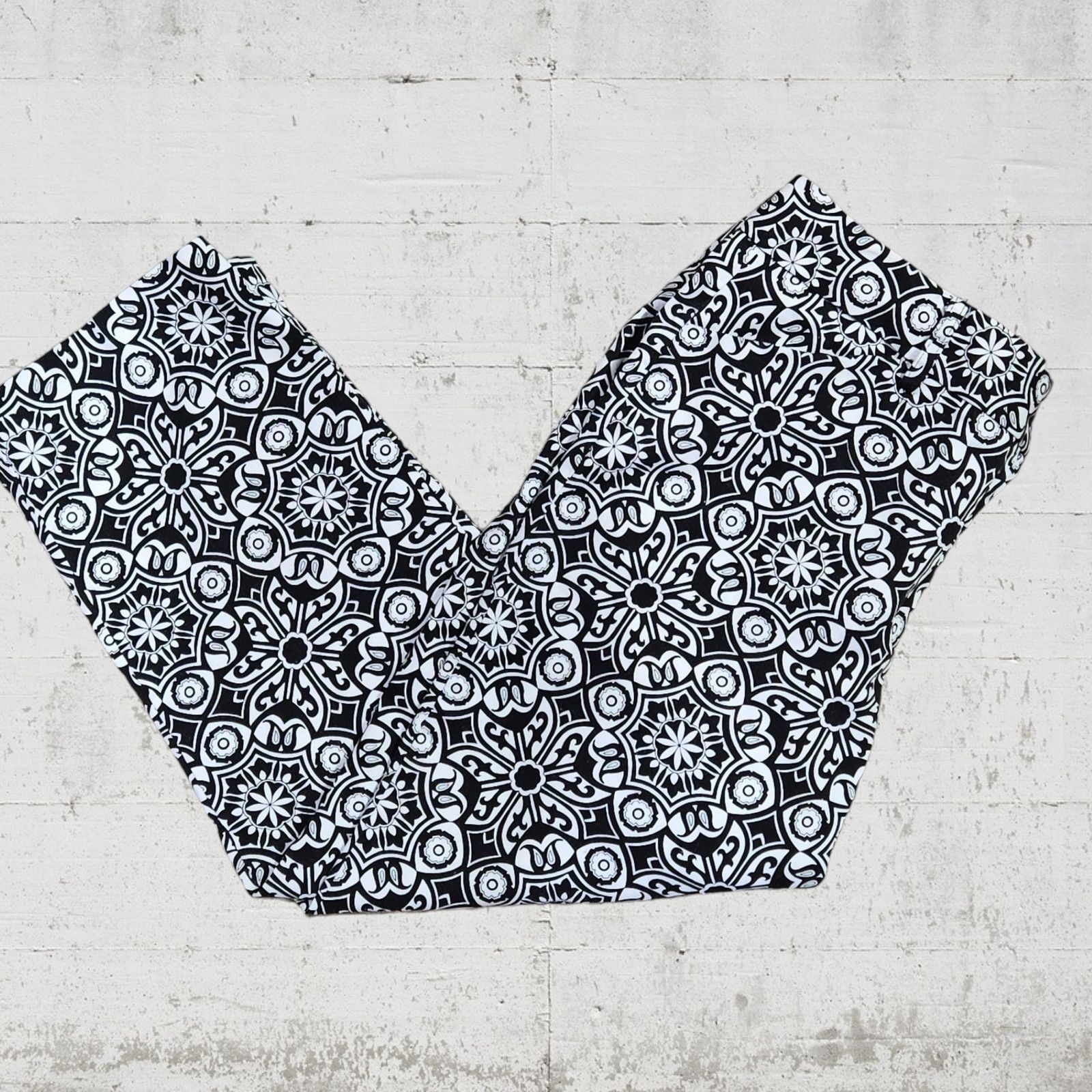 Other Y2K Black White Medallion Capri Pants Size 8 Petites Size 29" - 7 Thumbnail