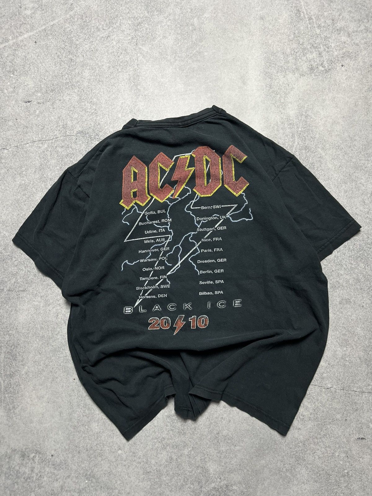 Band Tees Vintage AC/DC World Tour Black Ice 2010 Faded Distressed Tee Size US L / EU 52-54 / 3 - 7 Thumbnail