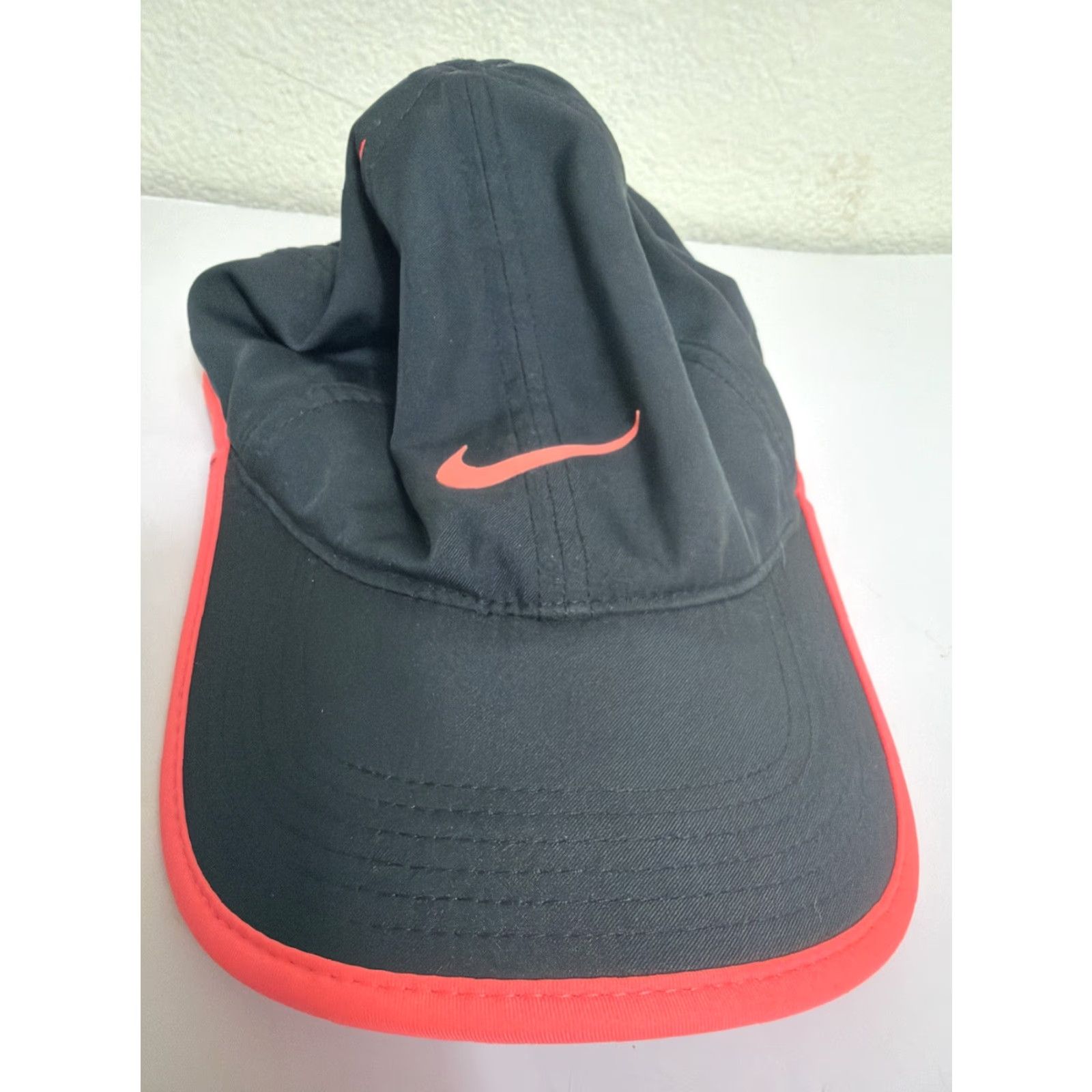 Nike VINTAGE Nike Featherlight DriFit Women’s Strapback Running Hat Black Hot Pink Hook Loop Size ONE SIZE - 2 Thumbnail