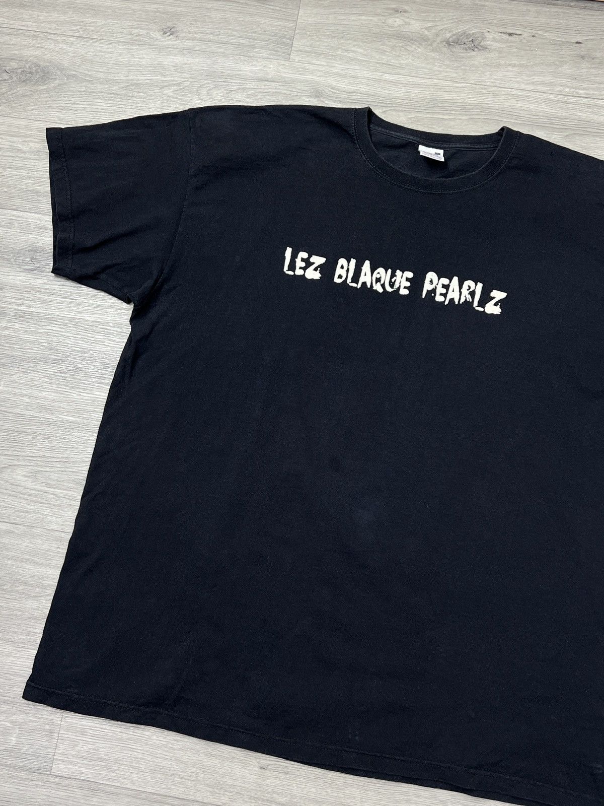 Fruit Of The Loom Vintage Lez Blaque Pearlz "Happy Go Fuck You" Graphic Tee Size US XXL / EU 58 / 5 - 3 Thumbnail