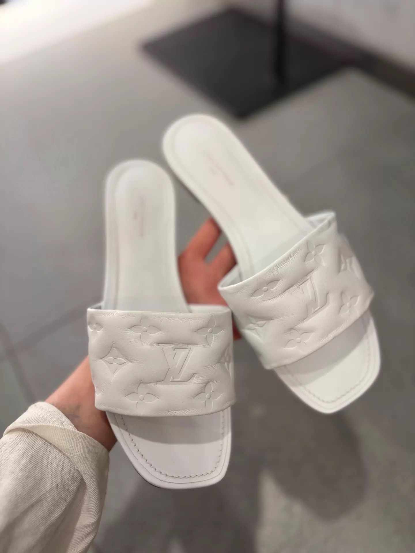 Louis Vuitton LV White Lambskin Full Logo Slides 99 New EU38 Size US 7.5 / IT 37.5 - 4 Thumbnail