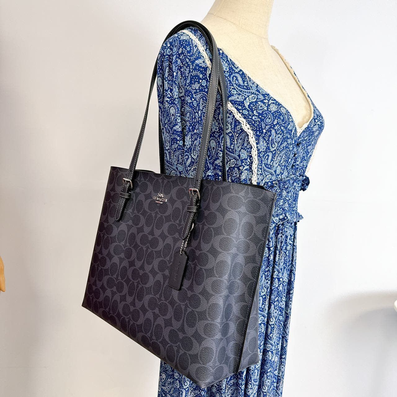 image of Coach 1665 Mollie Tote Bag In Canvas In Denim Midnight Navy in Blue, Women's