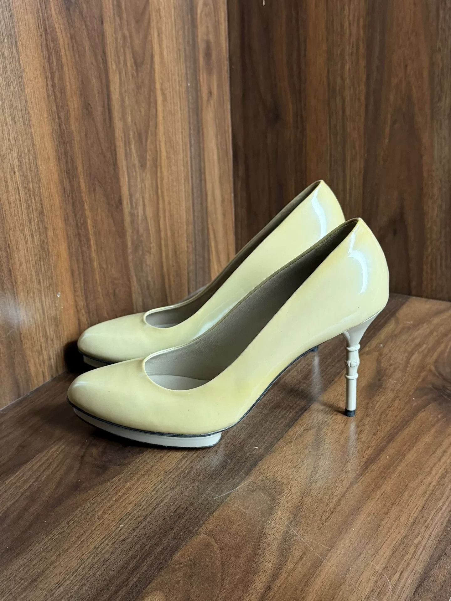 Gucci Gucci Lowtop Sneakers us_7 Women Size US 7 / IT 37 - 1 Thumbnail