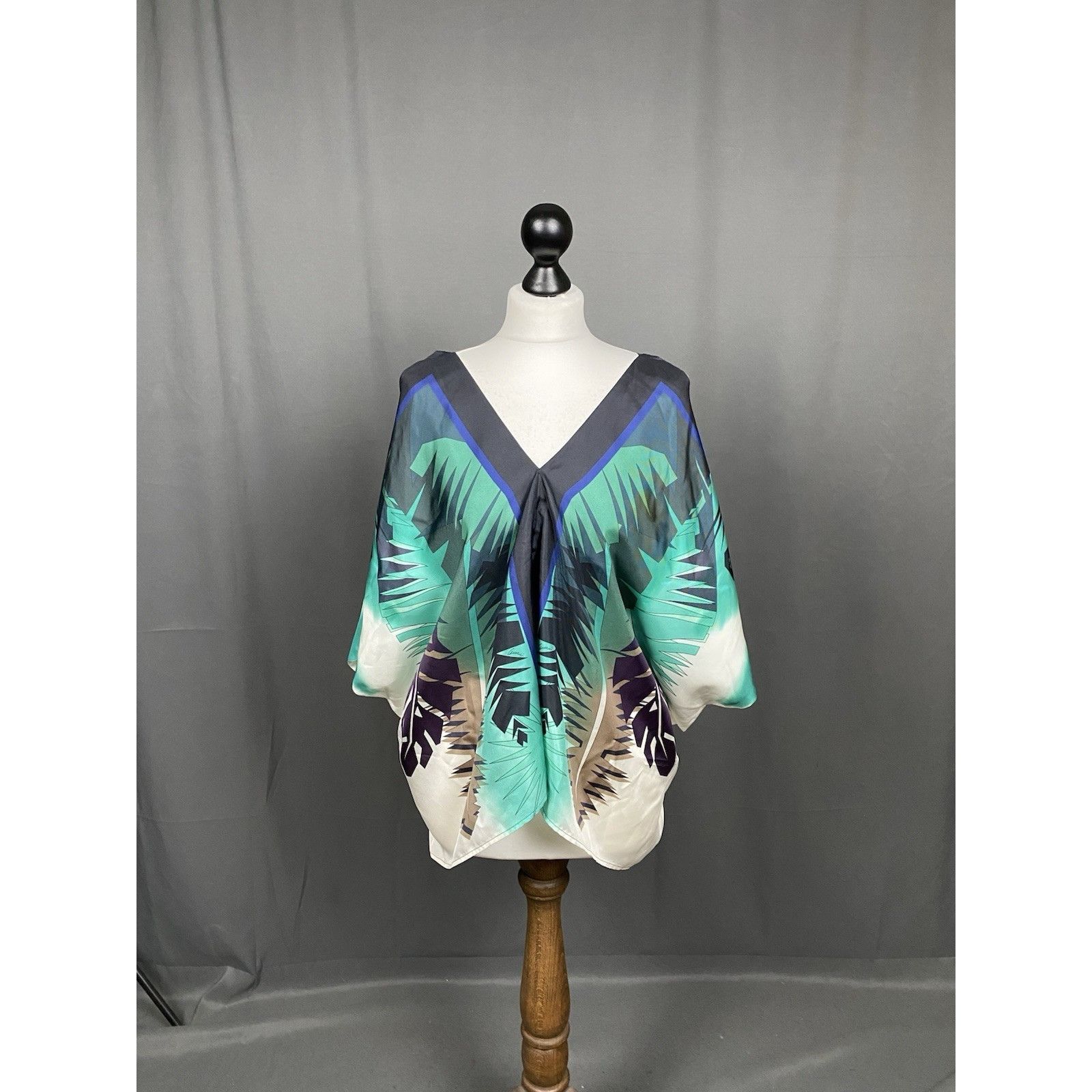 Gucci Gucci Women's V-Neck Multicolored Silk Poncho Top Tunic Cape Size S / US 4 / IT 40 - 3 Thumbnail