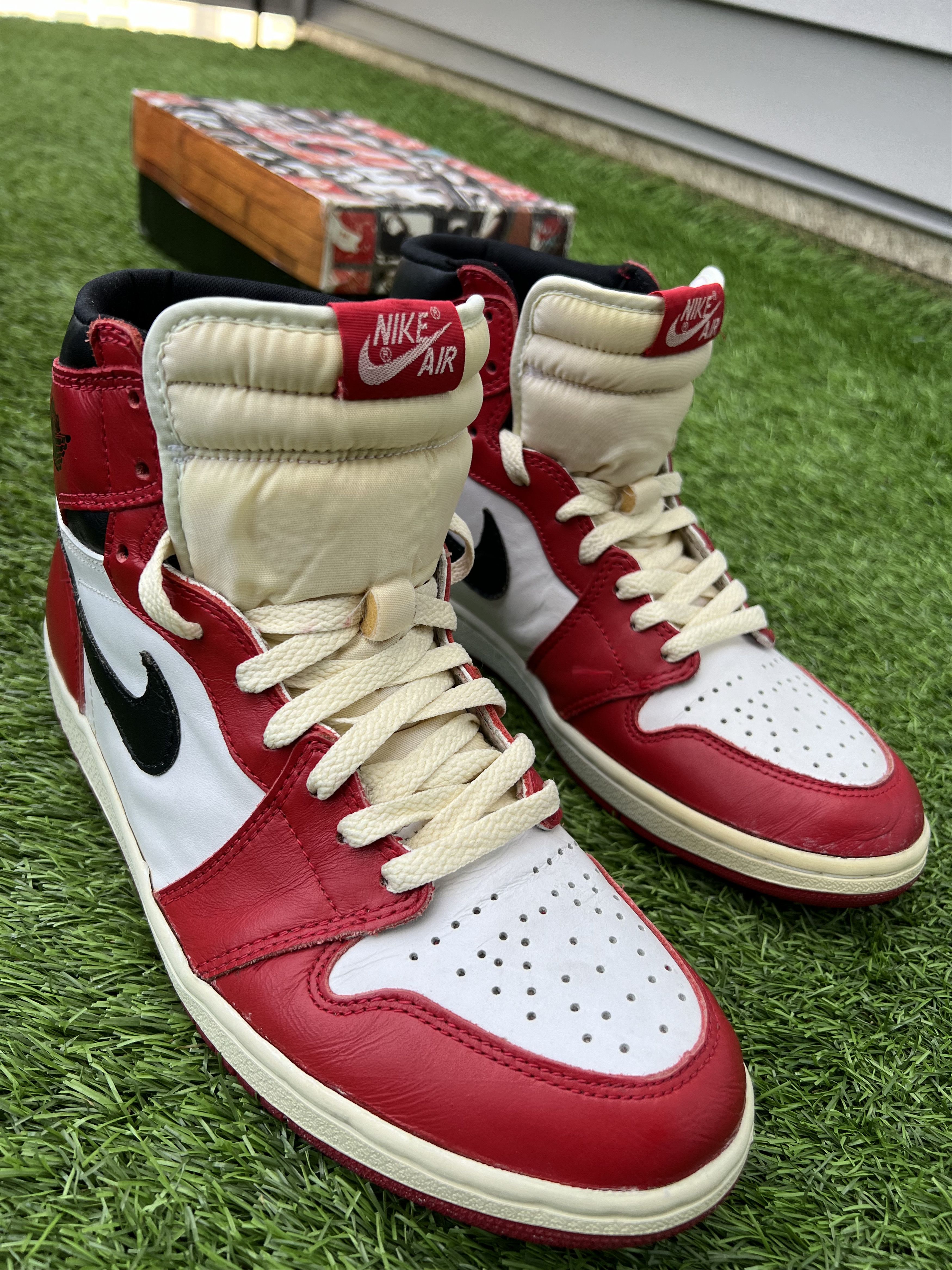 Jordan Brand Jordan 1 Retro High Chicago 1994 (Includes box and card) Size US 10.5 / EU 43-44 - 22 Thumbnail