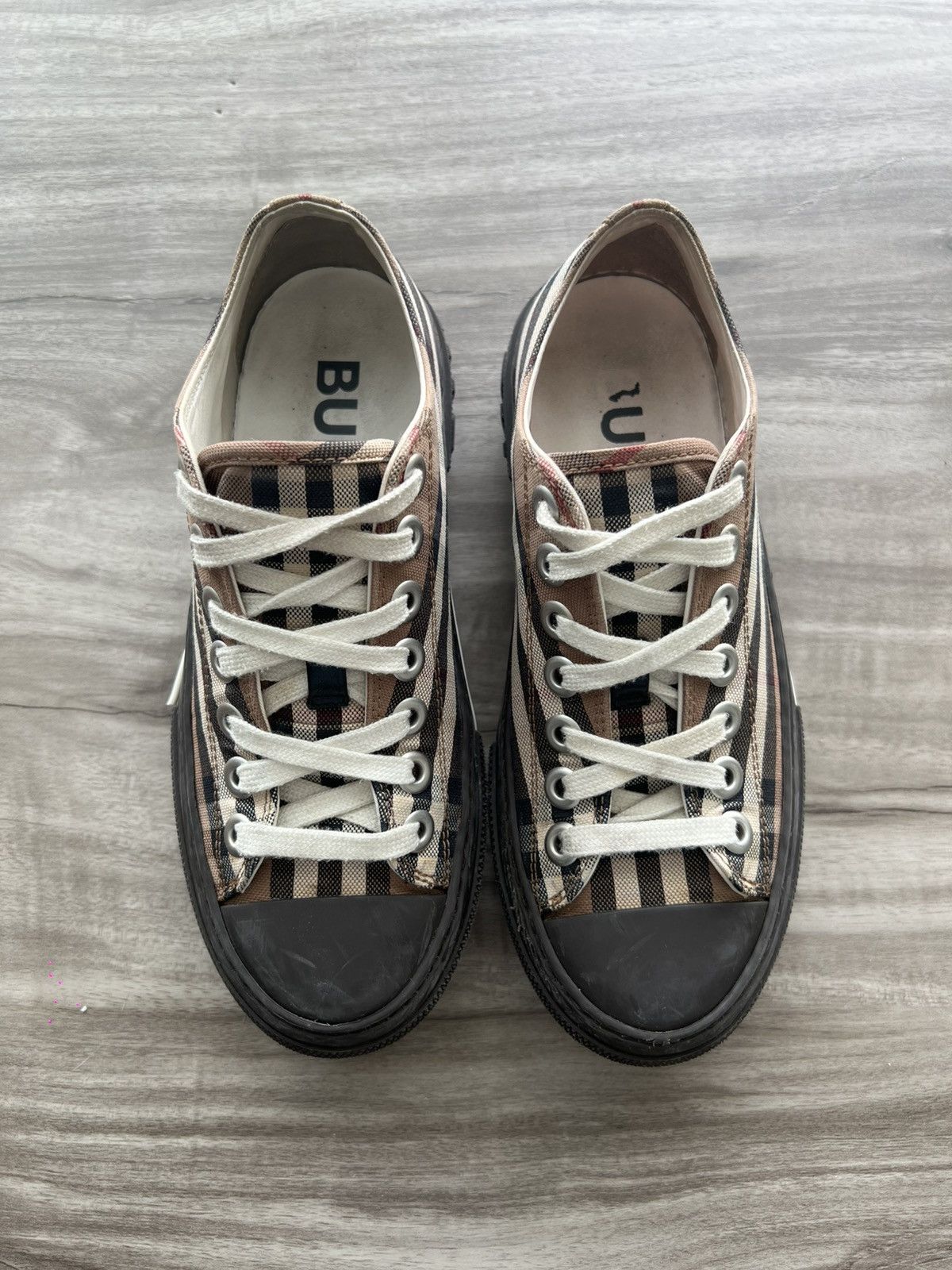 Burberry $650 Burberry Check Low Canvas Sneaker Size 6 Womens (EU 36) Size US 6 / IT 36 - 5 Thumbnail