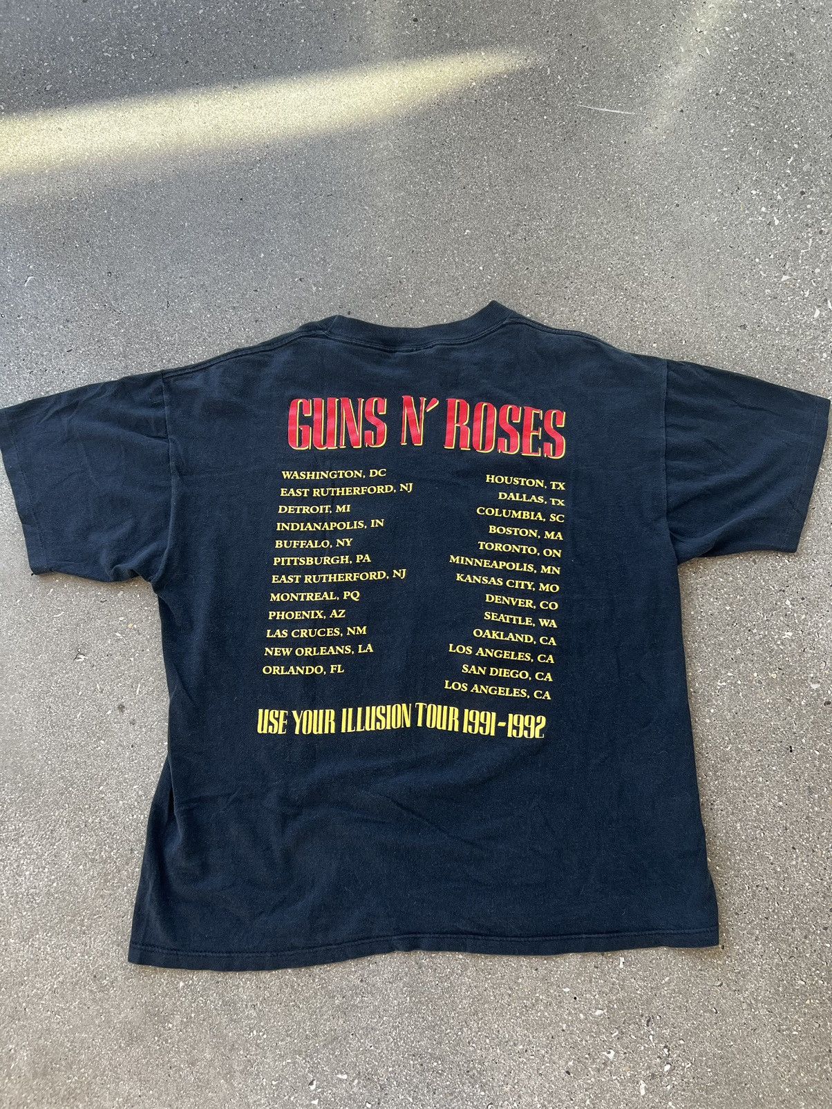 Band Tees Vintage Guns N Roses 1992 tour tee Size US XL / EU 56 / 4 - 4 Thumbnail