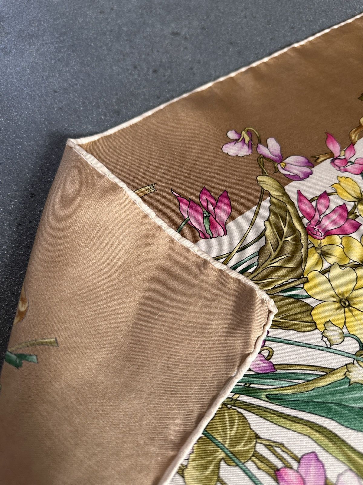 Gucci Vintage GUCCI Light Brown Floral Print Silk Scarf Size ONE SIZE - 8 Thumbnail