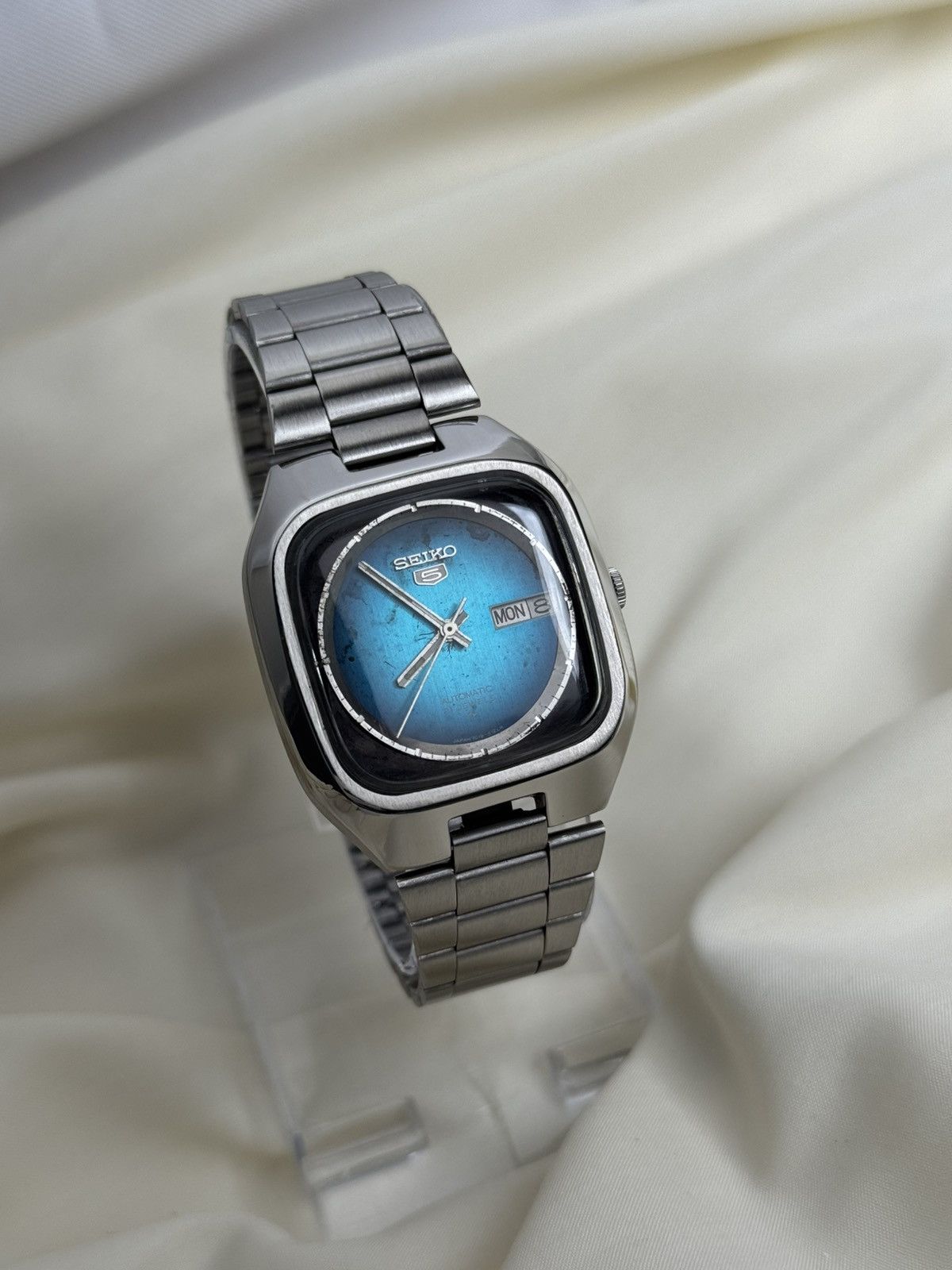 Seiko 5 Japan Vintage TV Case Blue Fade Dial 21J Automatic