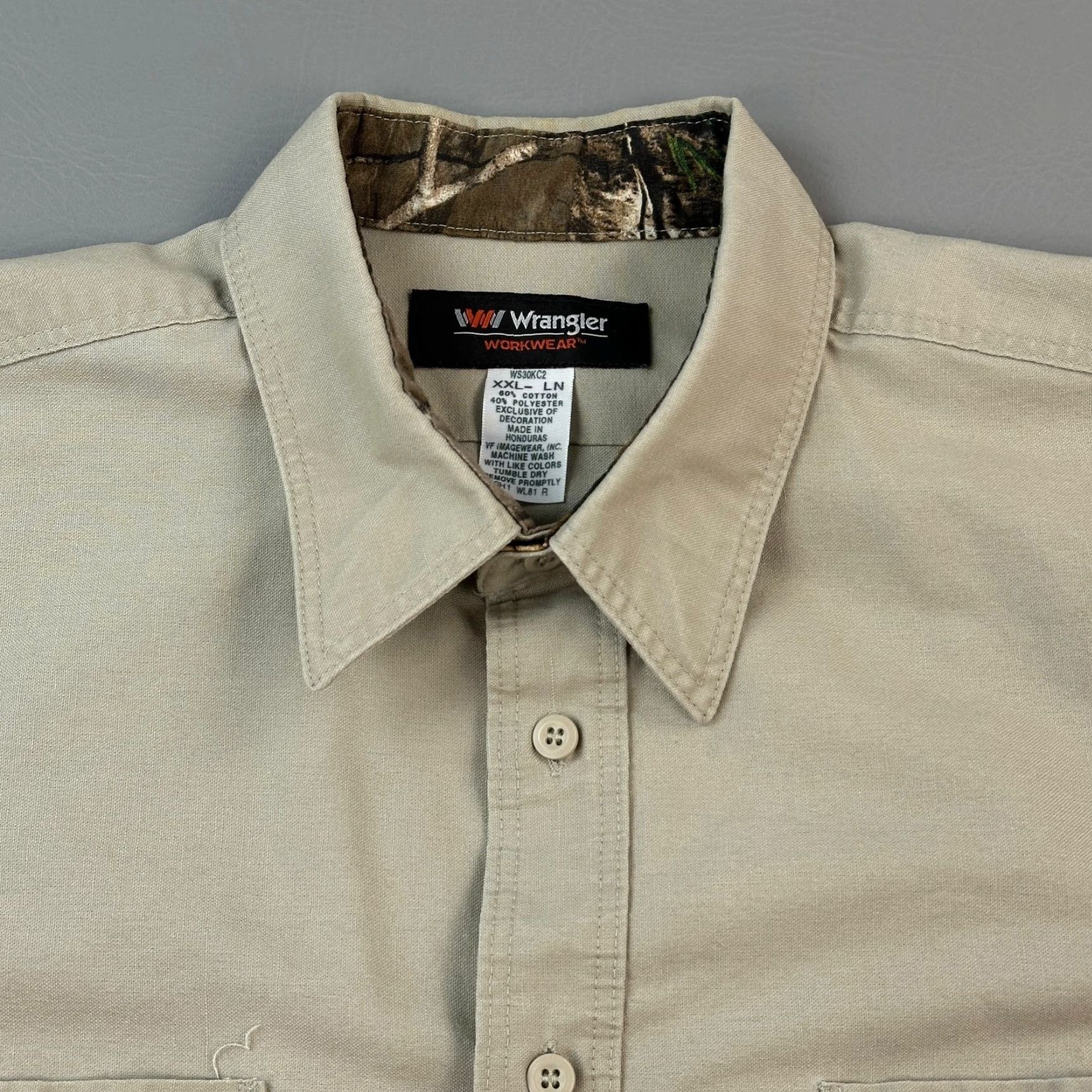 Wrangler Wrangler Workwear Shirt Mens 2XL Long Realtree Xtra Camo Outdoor Hunting Beige Cotton Polyester Button-Up Long Sleeve Vintage 90s Mens Size US XXL / EU 58 / 5 - 6 Thumbnail