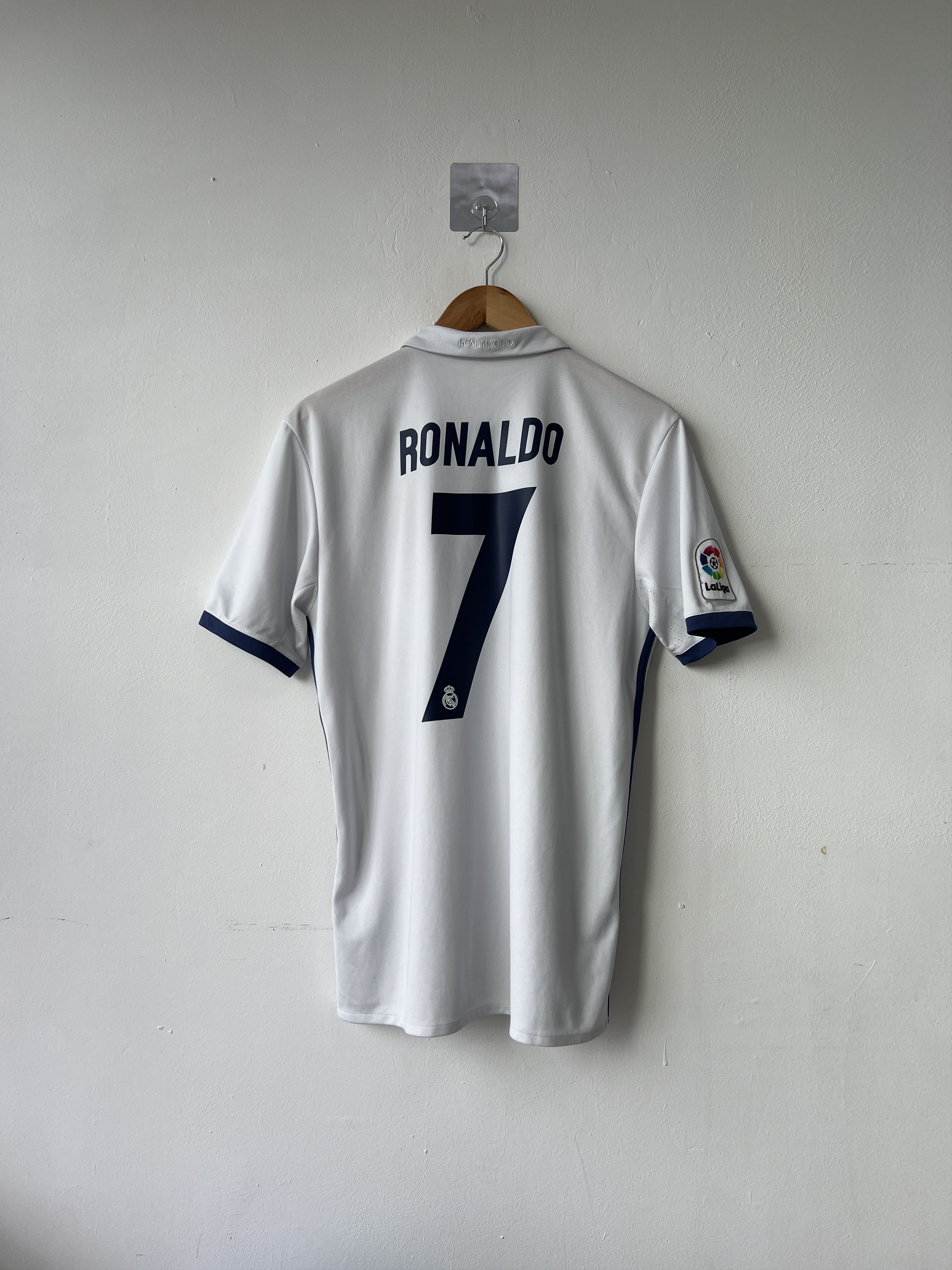 Adidas (M) Real Madrid 2016-17 Home Kit Ronaldo #7 Size US M / EU 48-50 / 2 - 1 Thumbnail