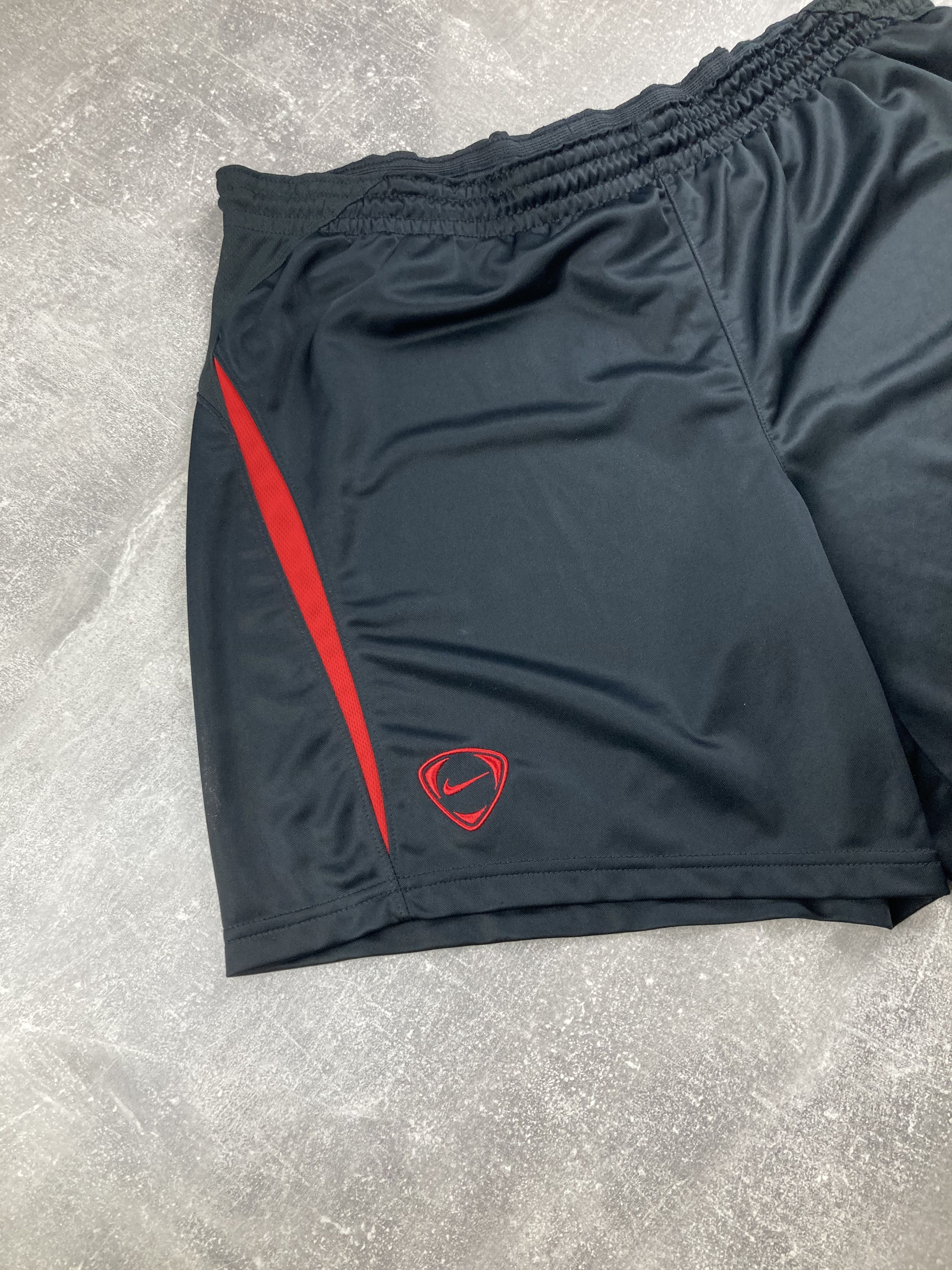 Nike Vintage Nike 90s Black Training Shorts Size US 34 / EU 50 - 2 Thumbnail