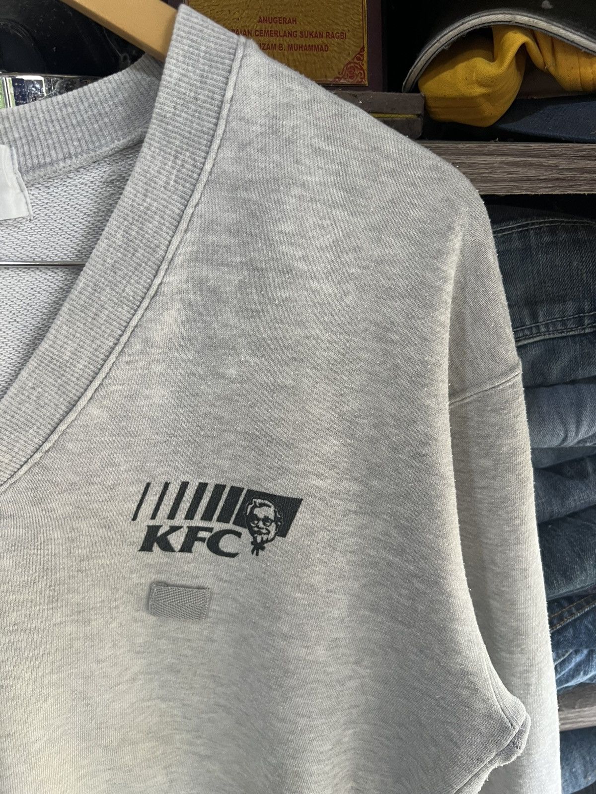 Other 🔥Vintage V Neck KFC Sweatshirt Size US M / EU 48-50 / 2 - 6 Thumbnail