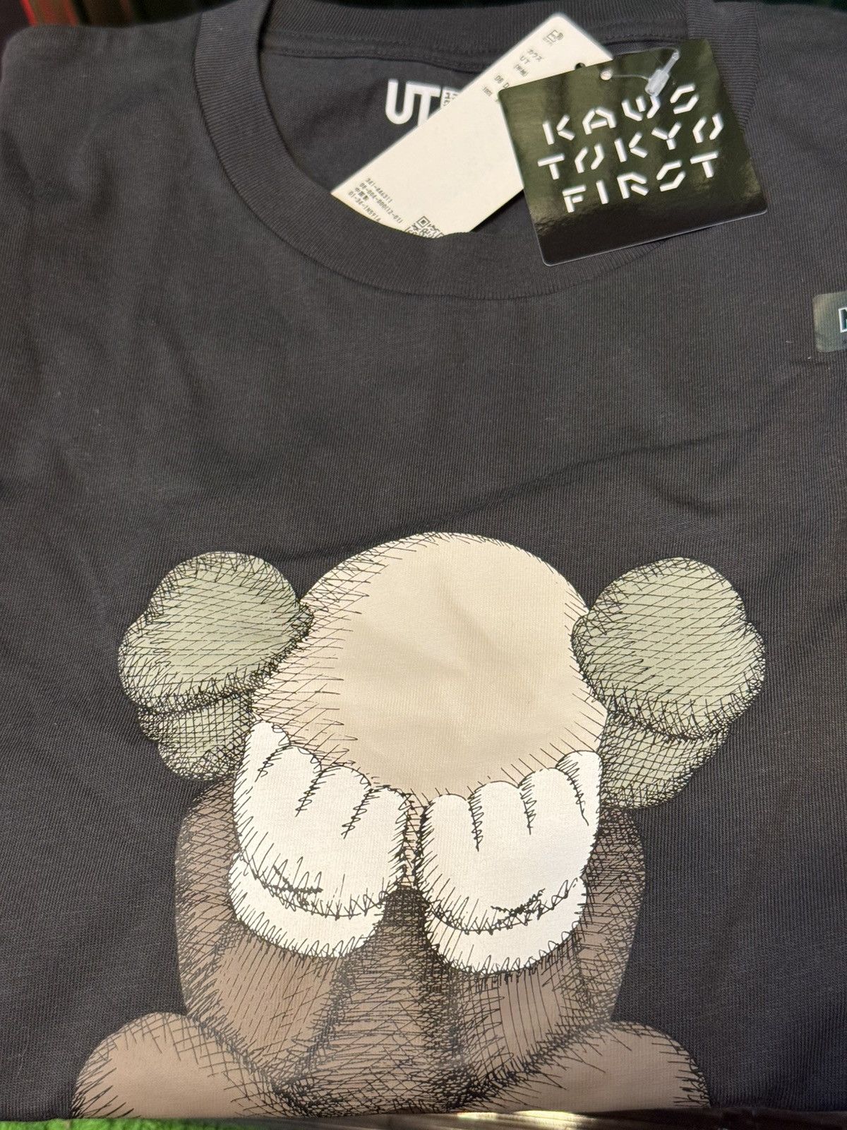 Kaws × Uniqlo KAWS x Uniqlo Tokyo First Tee Size Asian M Size US M / EU 48-50 / 2 - 3 Thumbnail