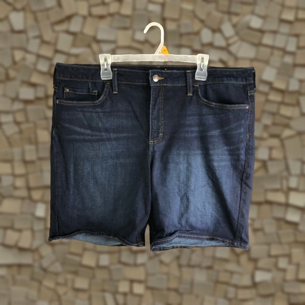 Lee LEE Womens Plus Size 22 Bermuda Blue Denim Jean Shorts Mid Rise Medium Wash Casual Fashion Womens Jeans Shorts Size 40" / US 18 - 1 Thumbnail