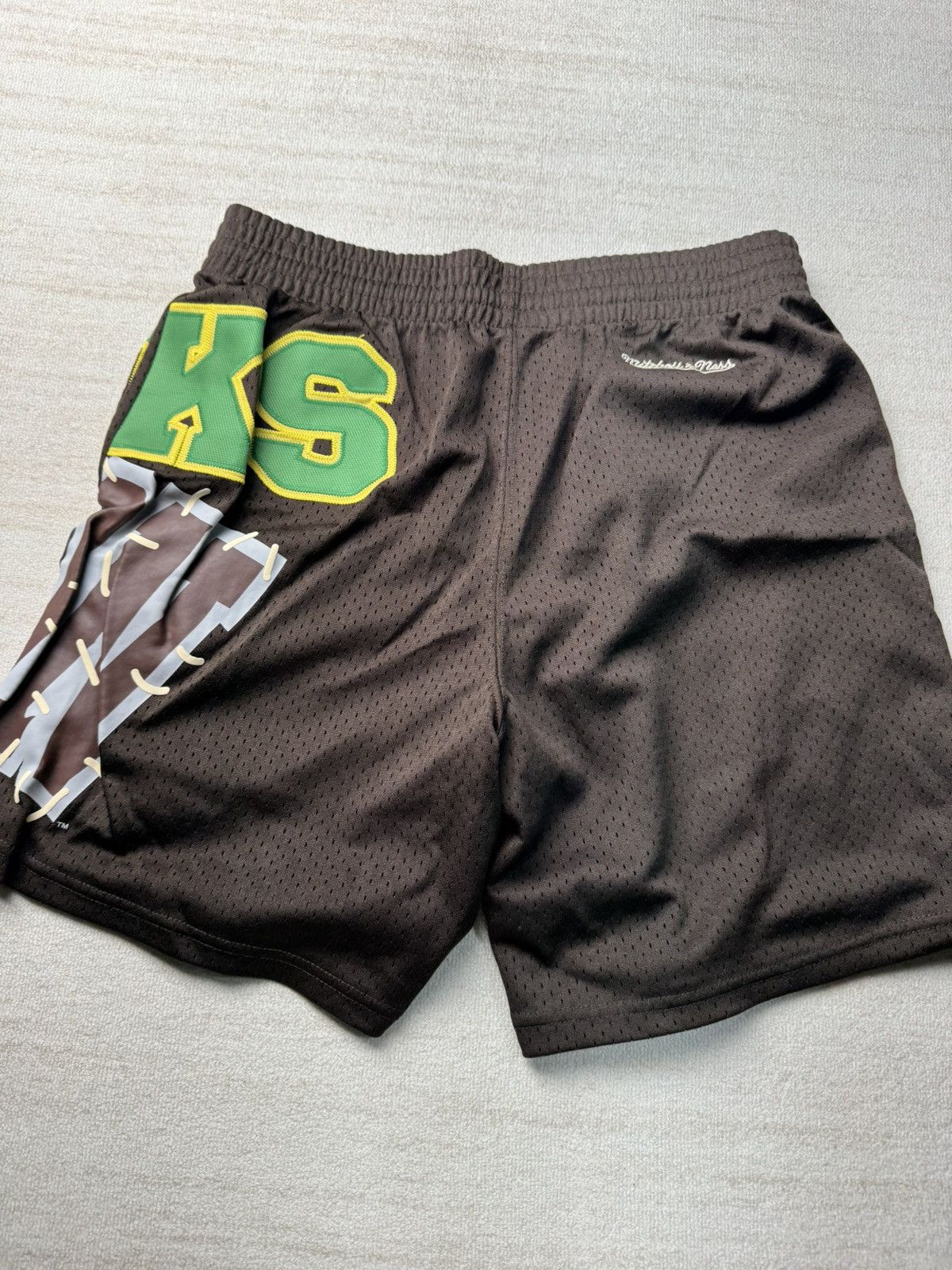 Mitchell & Ness × Travis Scott Oregon ducks basketball shorts Size US 30 / EU 46 - 6 Thumbnail