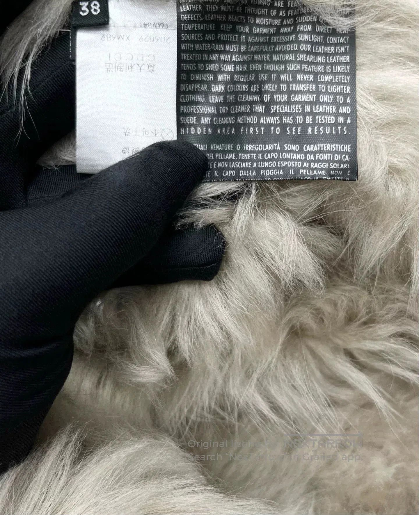 Gucci luxurious beige shearling jacket with gold chain. Size S / US 4 / IT 40 - 5 Thumbnail
