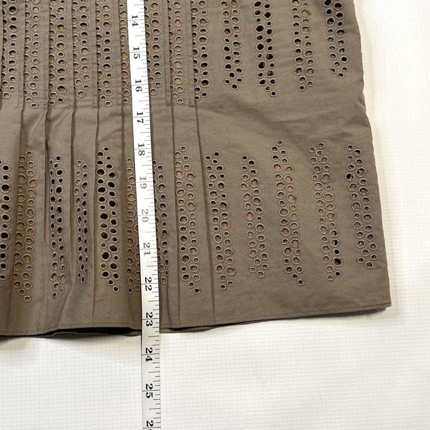 Akris VINTAGE Akris Skirt Brown Silk Lined Knee Length High Rise Pencil & Straight Eyelet Pin Tuck Pleat US 10 Womens Size 32" / US 10 / IT 46 - 3 Thumbnail