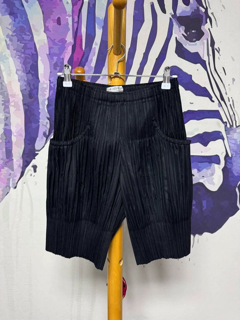 Issey Miyake Issey Miyake size:3 Black cream puff shorts Size 22" - 1 Thumbnail