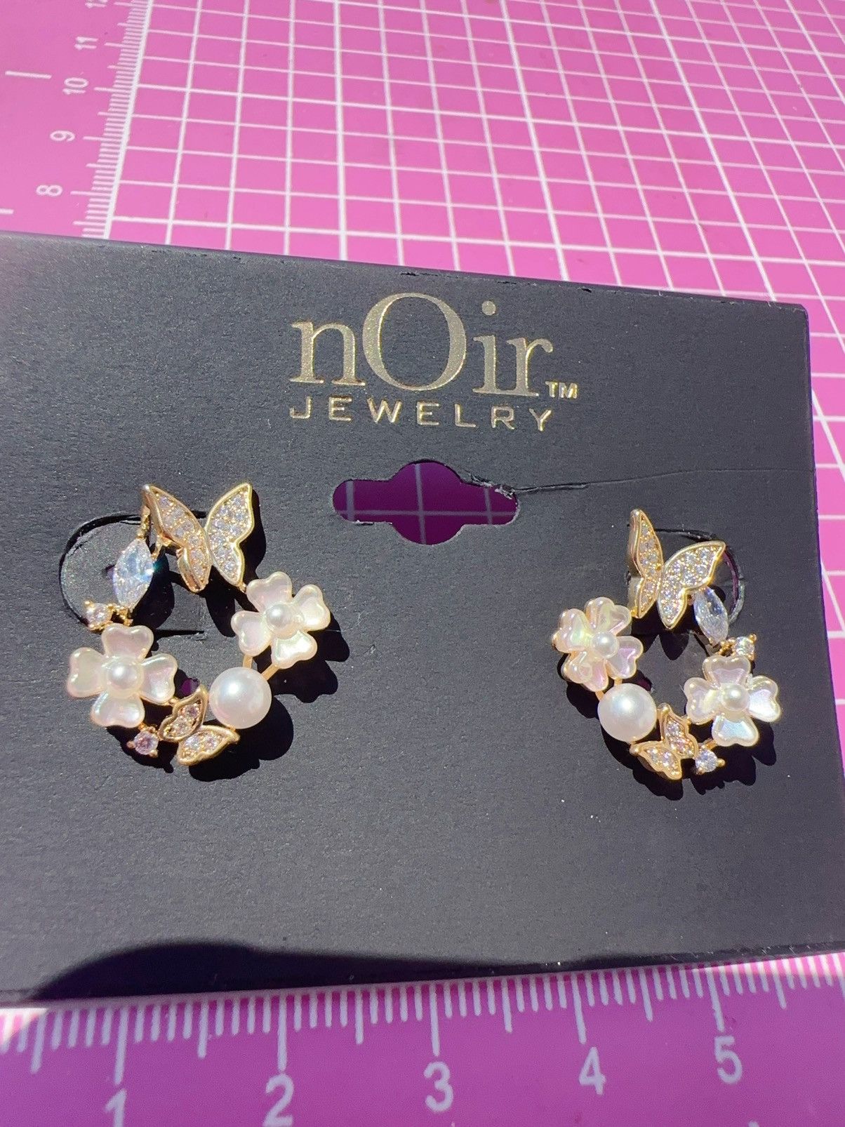 Designer Noir stud circle white flower pearl fine paved butterfly Size ONE SIZE - 4 Thumbnail
