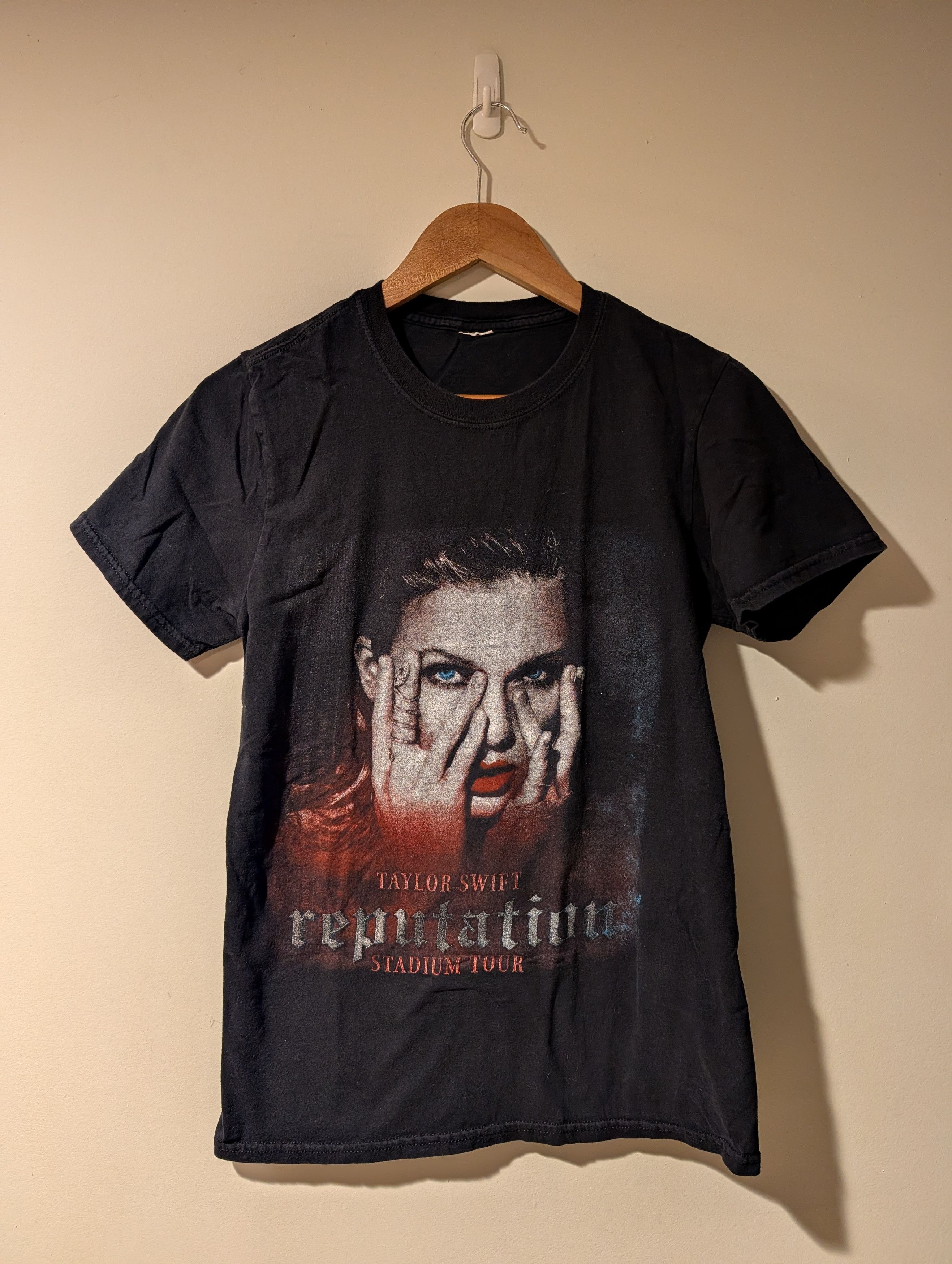 Band Tees Taylor Swift Reputation 2018 Stadium Tour Concert T-shirt Size US S / EU 44-46 / 1 - 1 Thumbnail
