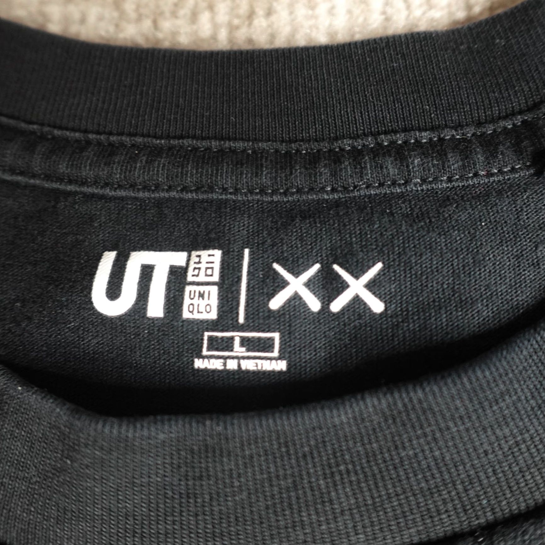 Uniqlo Uniqlo x Kaws Shirt Large Black Double Sided Short Sleeve Crew Neck Men Vintage No Size US L / EU 52-54 / 3 - 2 Thumbnail