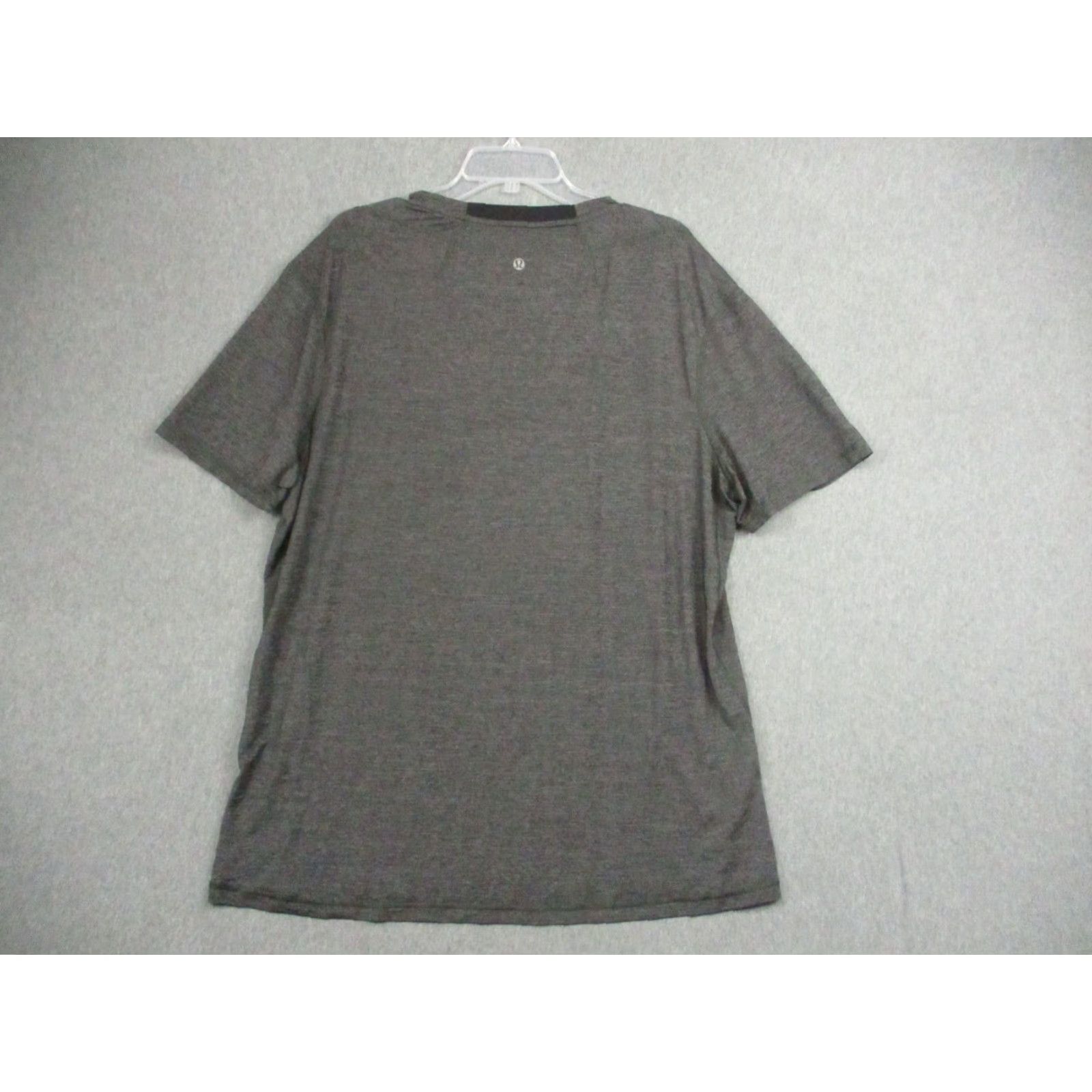 Lululemon Lululemon Shirt Mens XL V-Neck Lightweight Short Sleeve T-Shirt Gray Pocket Reflective Logo Mens Size US XL / EU 56 / 4 - 6 Thumbnail