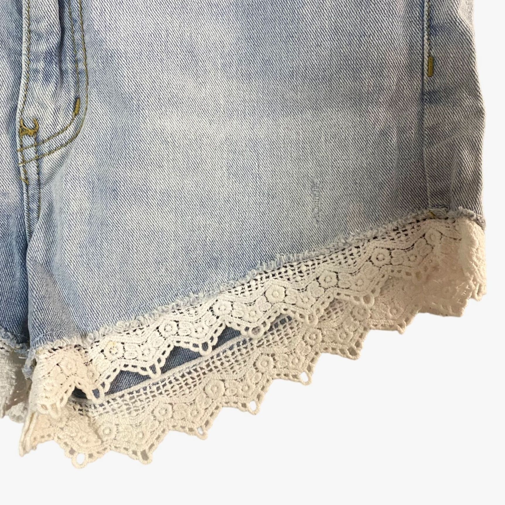 Free People Free People Good Vibes Lace Hem Denim Shorts Womens 27 Blue Light Wash Crochet 5-Pocket Bohemian Festival Size 27" / US 4 / IT 40 - 6 Thumbnail