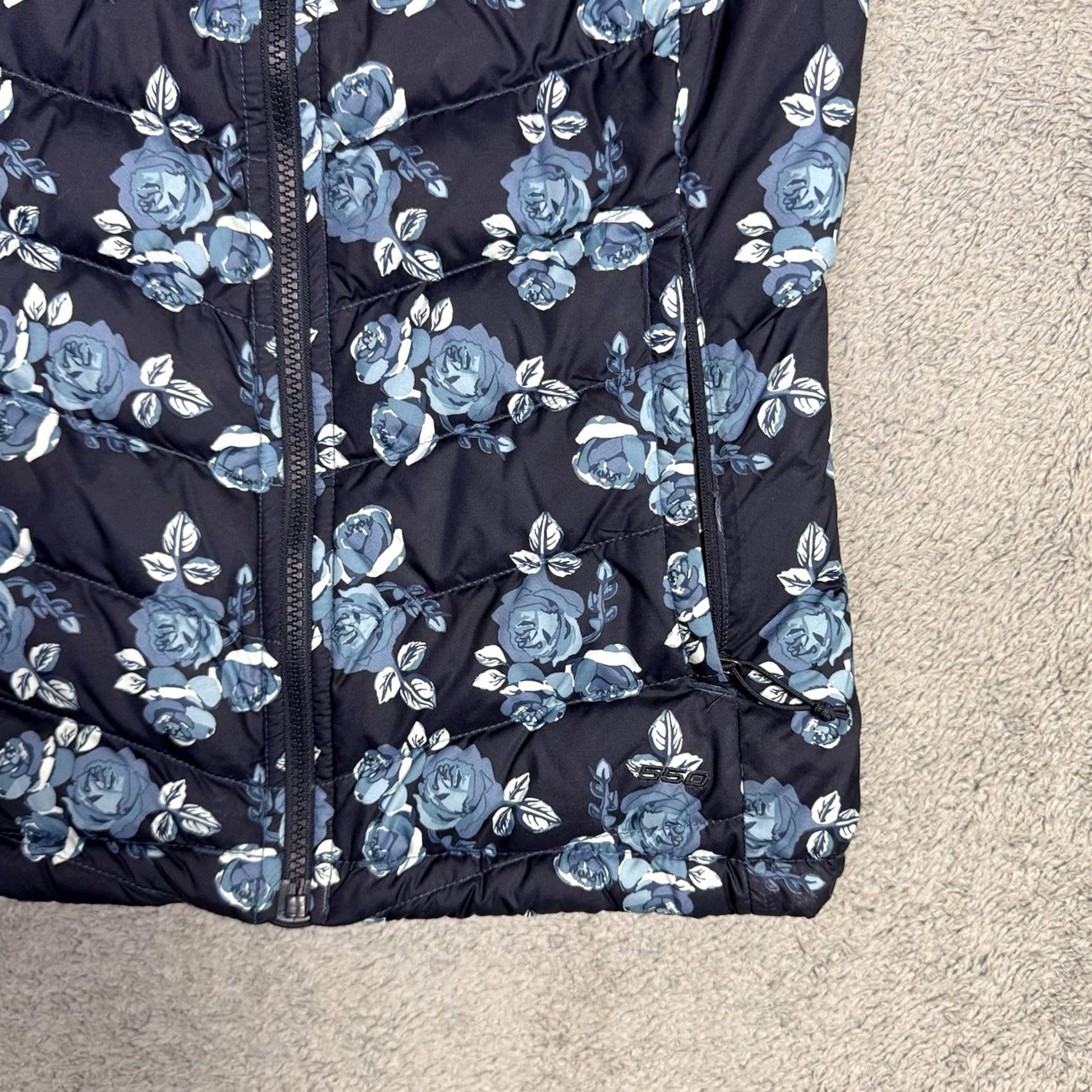 The North Face VINTAGE The North Face Puffer Vest 550 Goose Down Womens XS Blue Floral Zip Flare Size XS / US 0-2 / IT 36-38 - 3 Thumbnail
