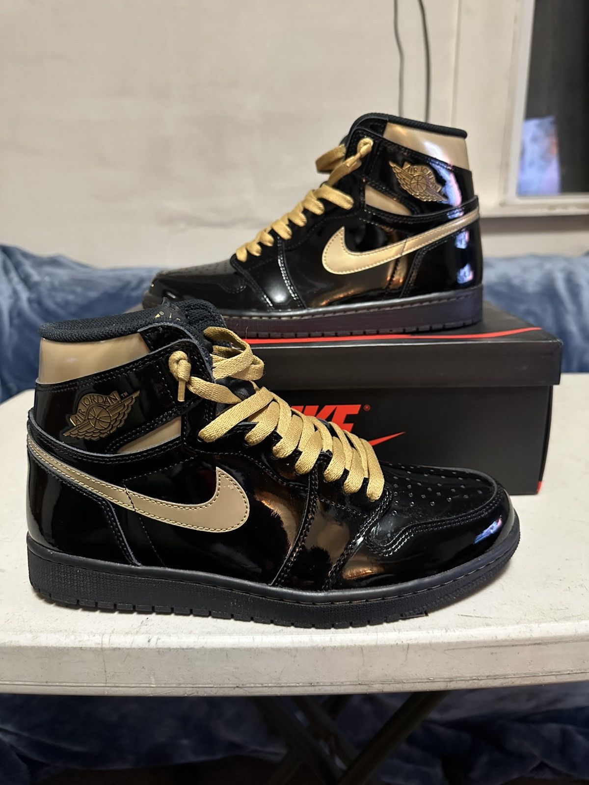 Jordan Brand Jordan 1 Retro High “black metallic gold” Size US 10 / EU 43 - 1 Thumbnail