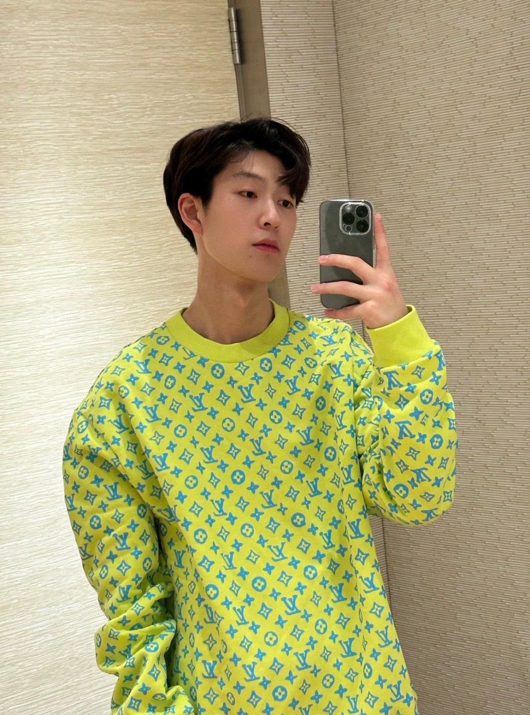 Louis Vuitton fluorescent green logo sweatshirt by LV Size US L / EU 52-54 / 3 - 9 Thumbnail