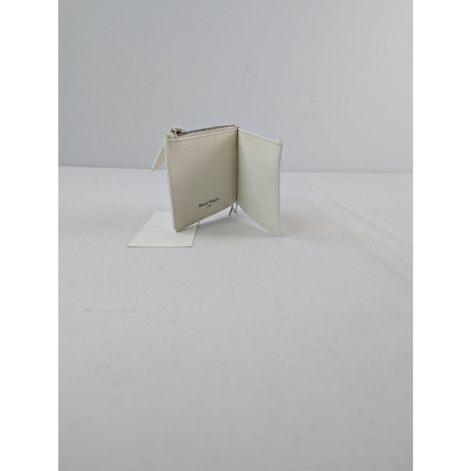 Maison Margiela o1rshd1 Size: OS / Grainy Leather Money Clip Wallet in White Size ONE SIZE - 9 Thumbnail