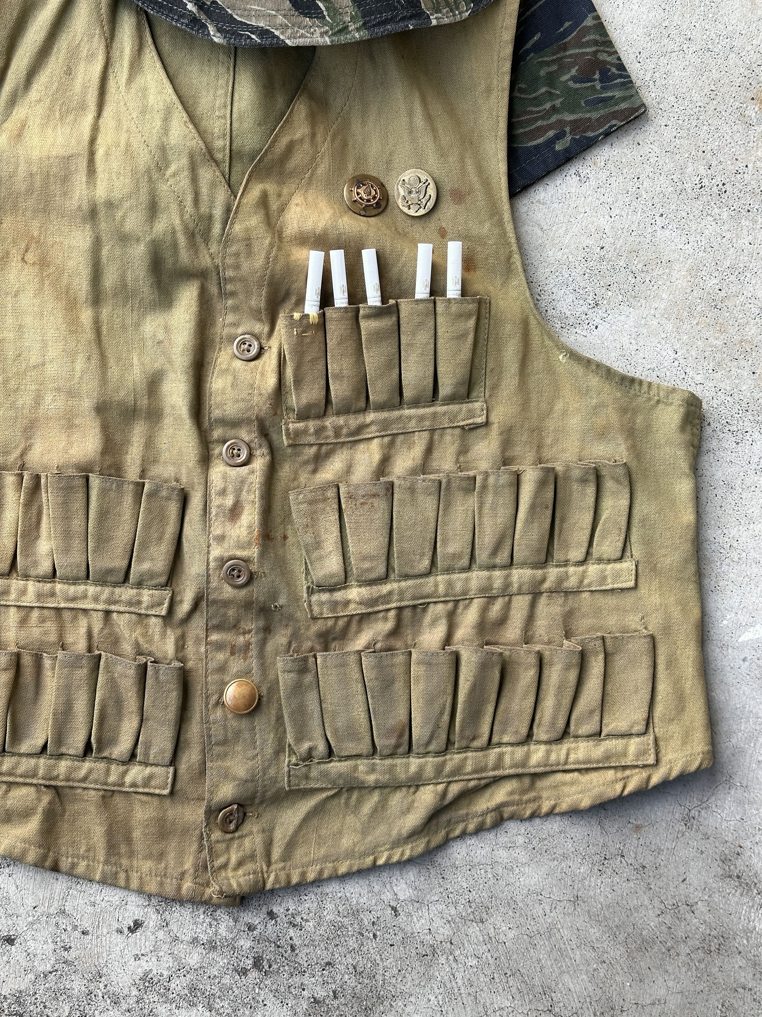 Vintage 1930s Trashed dirty Duck hunting Vest tiger camo bucket Size US M / EU 48-50 / 2 - 10 Thumbnail
