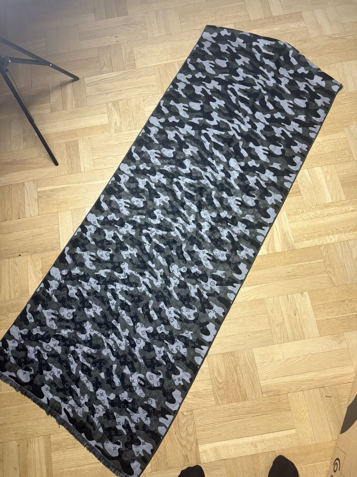 Louis Vuitton A/W19 Reversible Monogram Degradable Camo Scarf (Sample) Size ONE SIZE - 7 Thumbnail