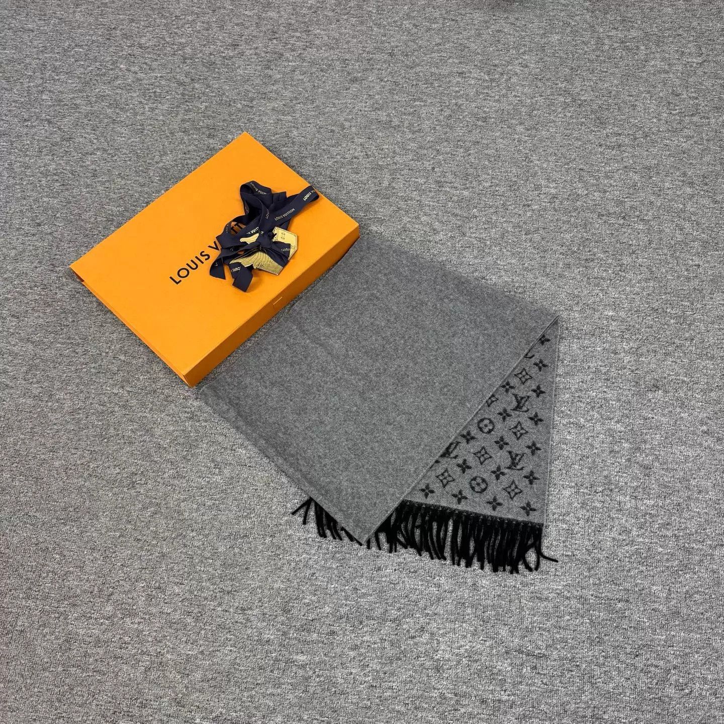 Louis Vuitton LV Gray Black Grad Monogram Fringe Cashmere Scarf Size ONE SIZE - 2 Thumbnail