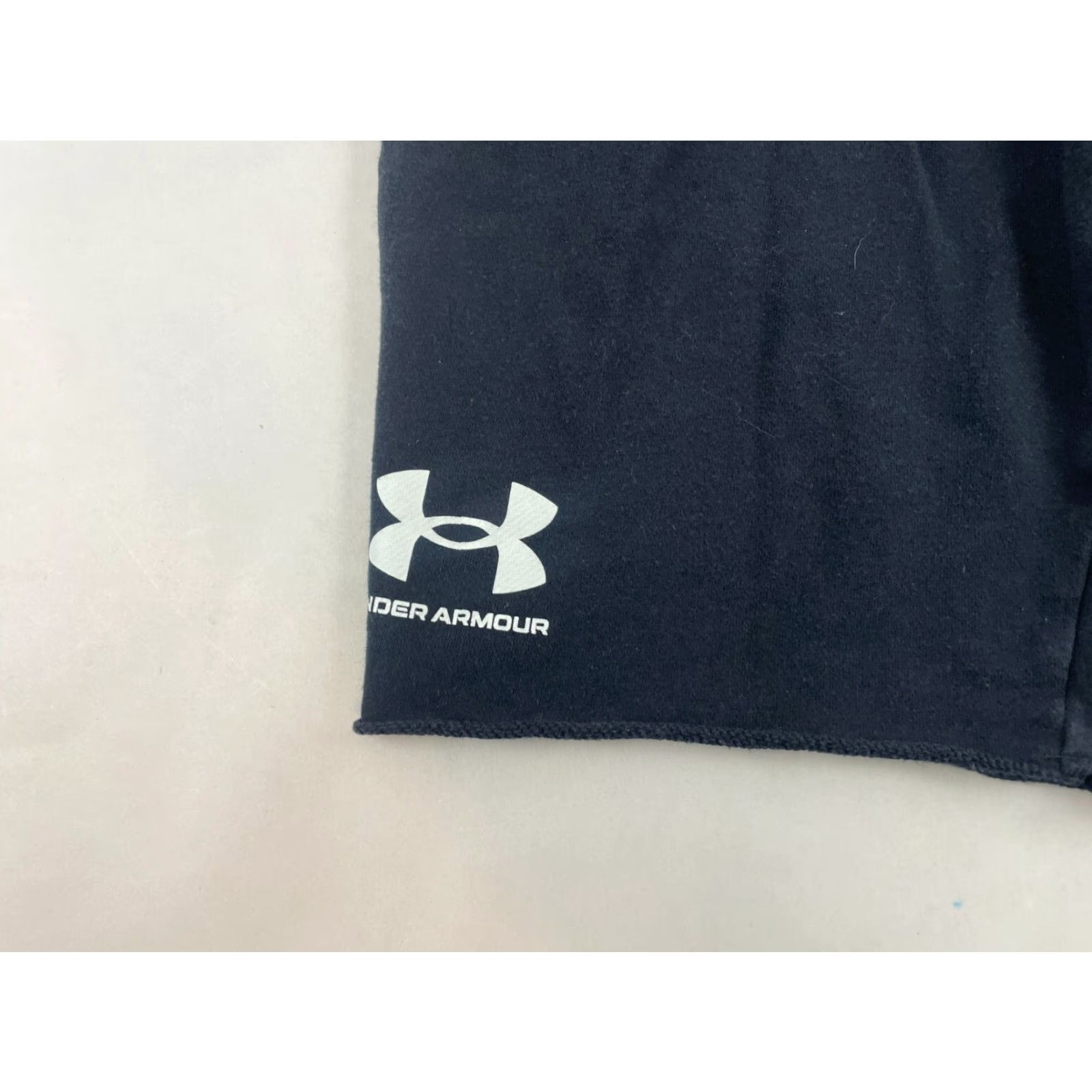 Under Armour Under armour Shorts Mens Size M Black Sweat Logo Athletic 10 in Inseam Casual Travel Regular Waist 26 in Front Flat Pattern Solid Vintage No N/A Size US 31 - 2 Thumbnail