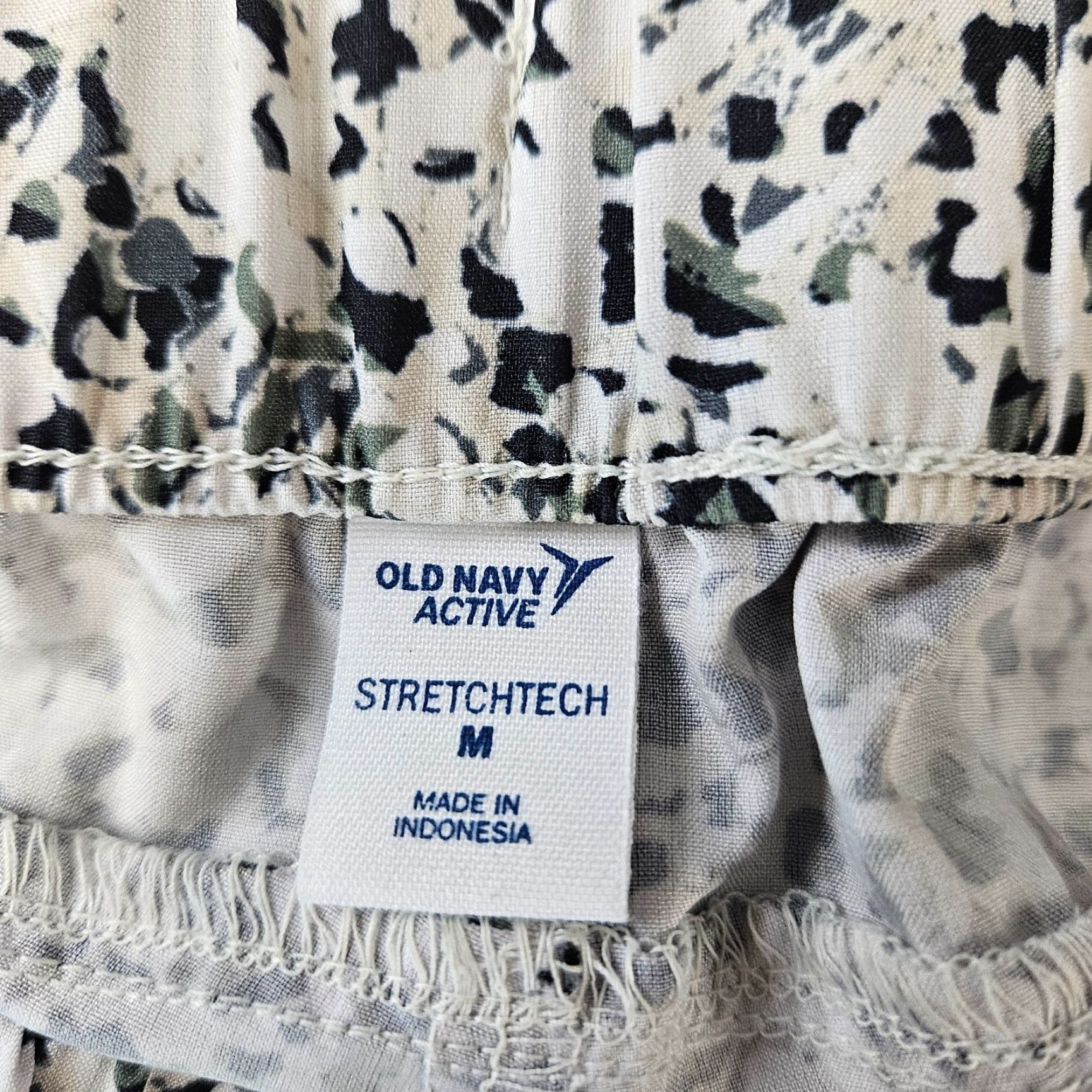 Old Navy Old Navy Active Womens StretchTech Cropped Pants Sz Medium White Green Size 32" / US 10 / IT 46 - 6 Thumbnail