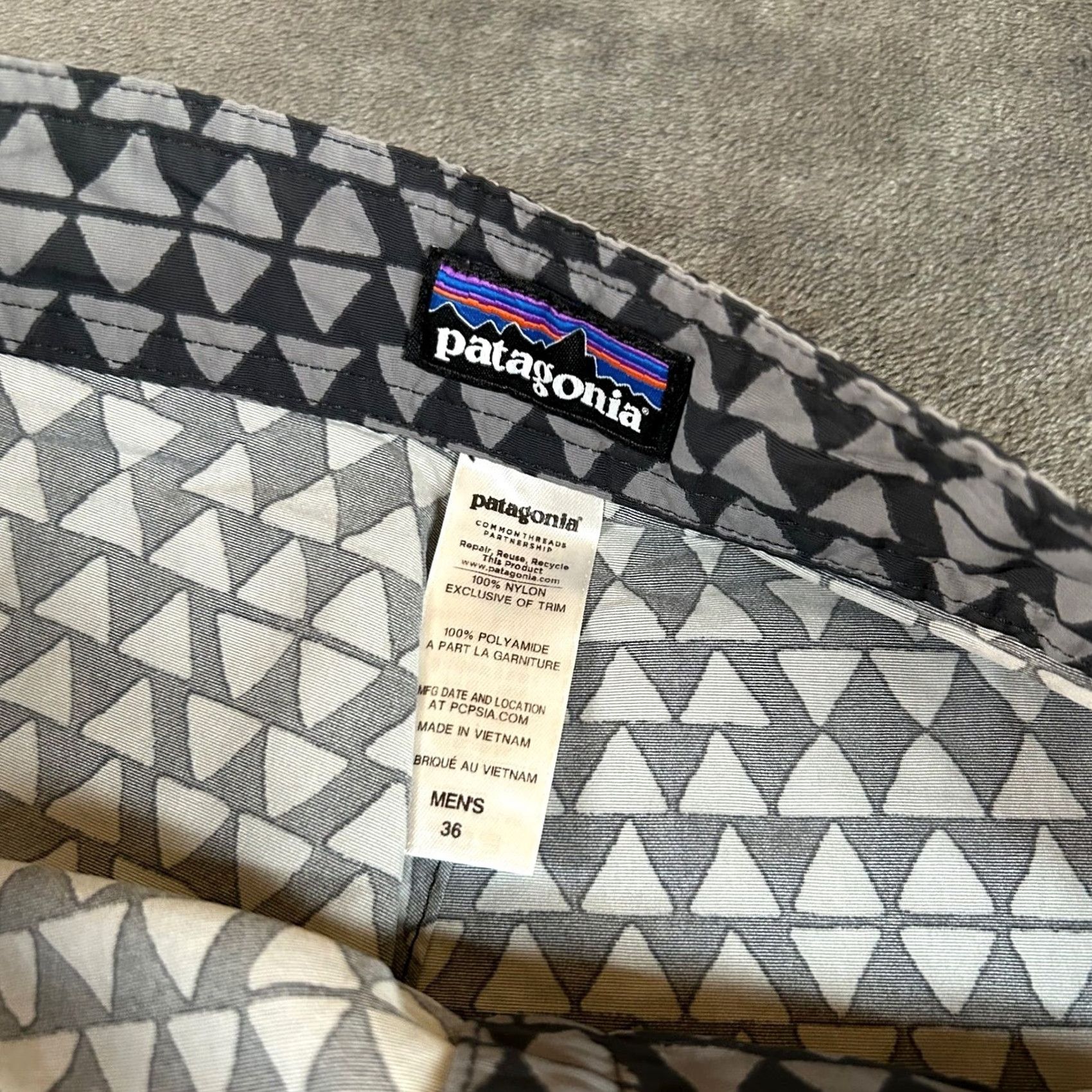 Patagonia Patagonia Wavefarer Board Shorts Mens 36 Gray Geometric Triangle Print Size US 36 / EU 52 - 2 Thumbnail