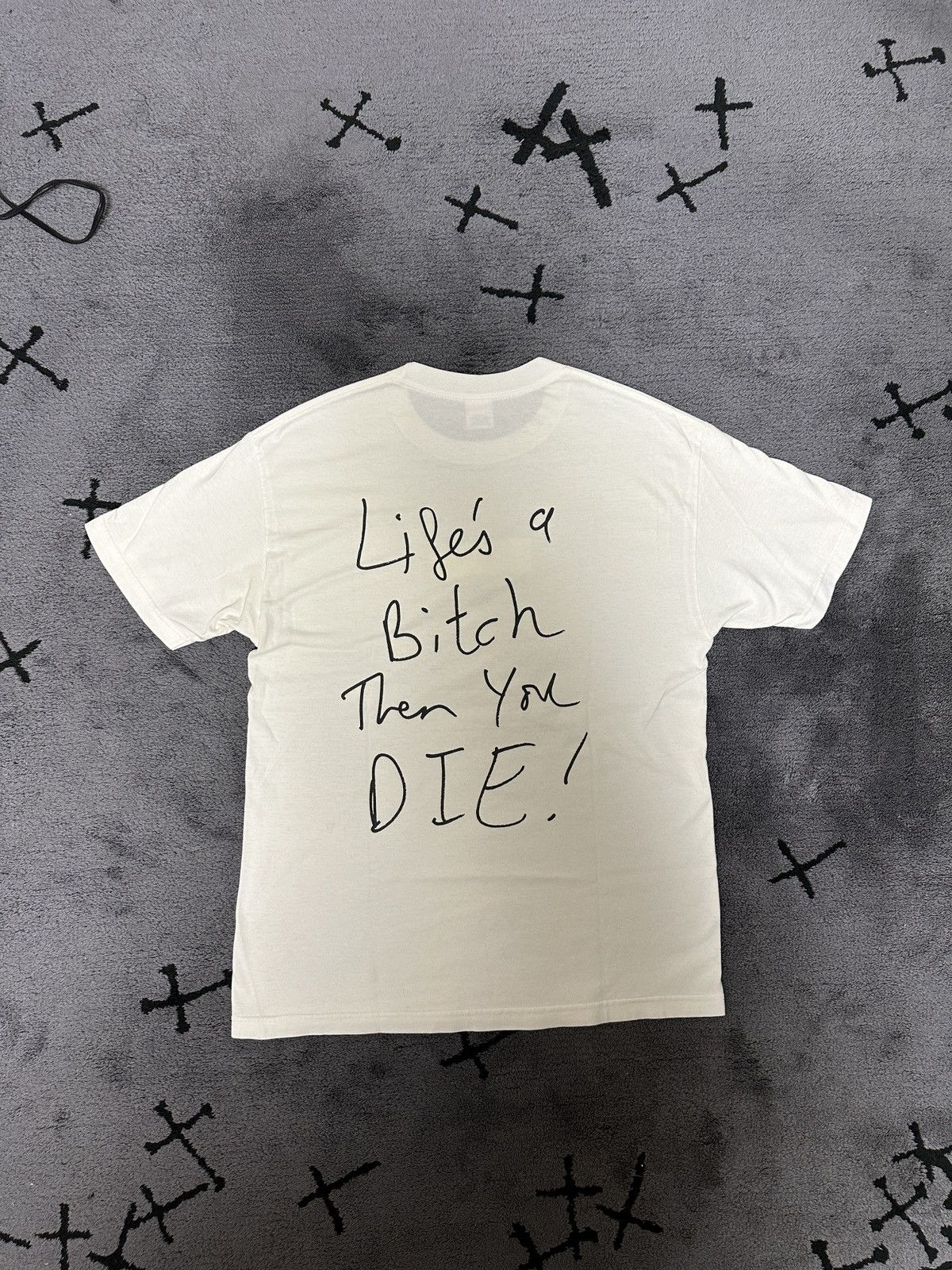 Damien Hirst × Supreme Damien Hirst Box Logo - Life's a Bitch Then you Die! Size US L / EU 52-54 / 3 - 4 Thumbnail