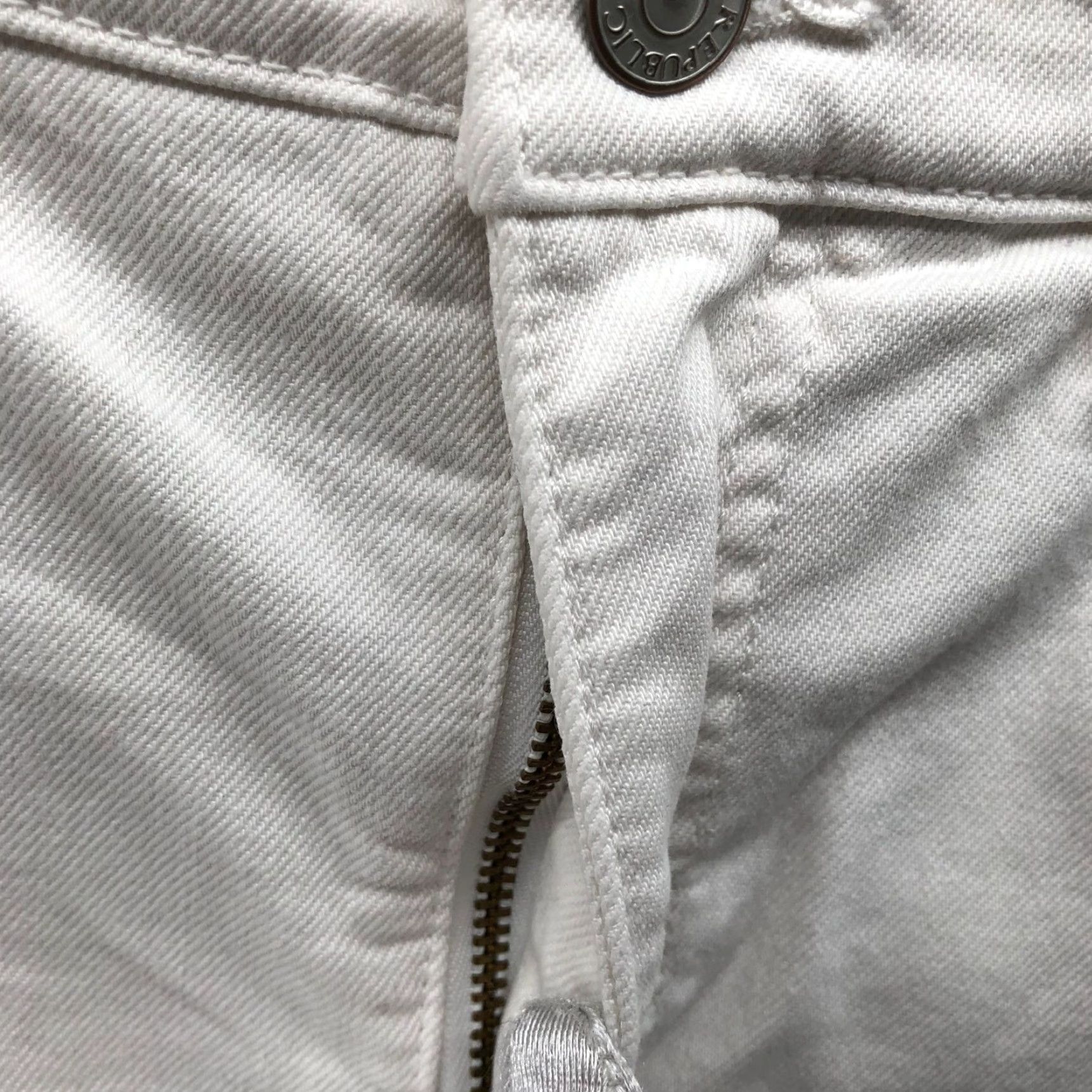 Banana Republic Banana Republic 4'' High Rise Straight Denim Shorts Womens 31 / 12 White Size 34" / US 12 / IT 48 - 3 Thumbnail