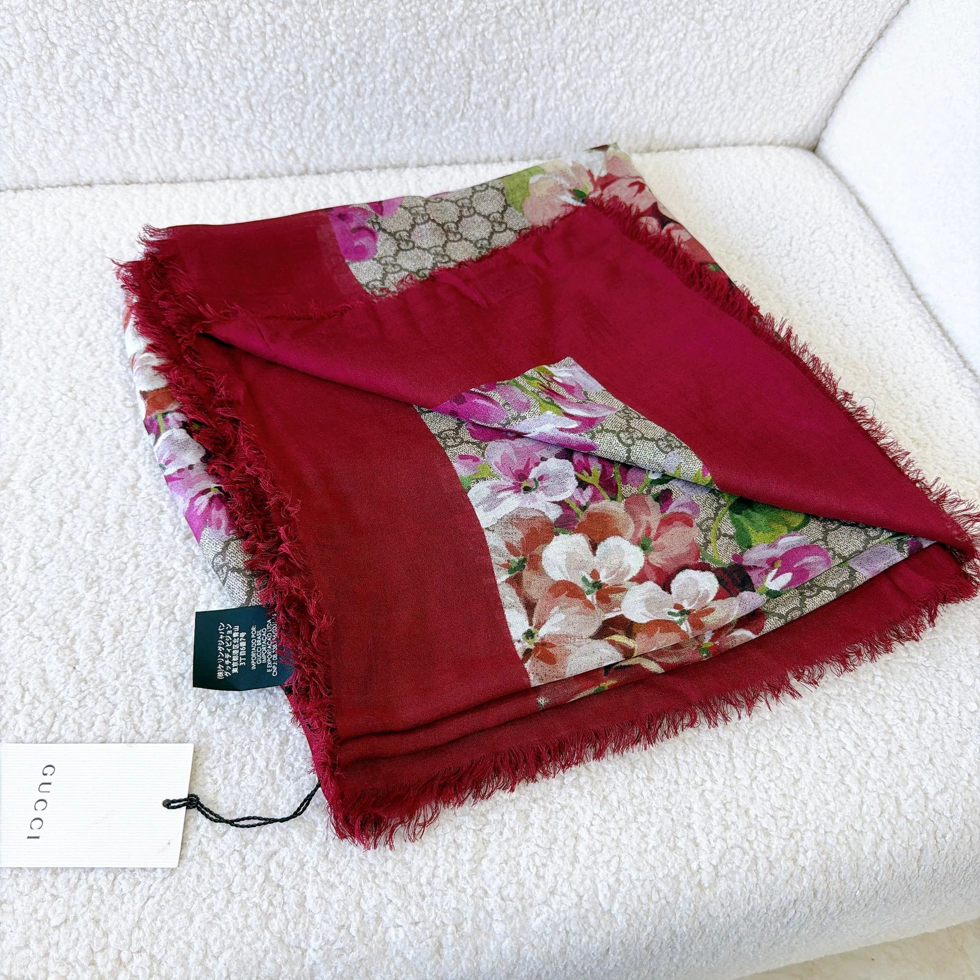 Gucci Gucci Floral Full Logo 140x140 Scarf New w/ Tags Size ONE SIZE - 2 Thumbnail