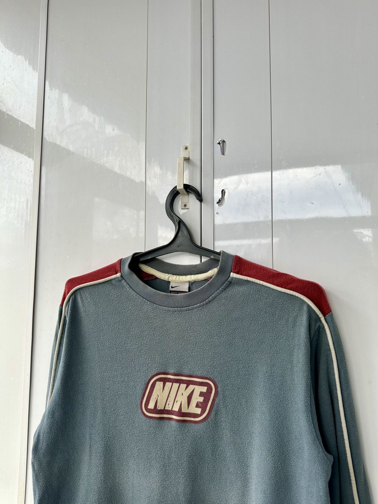 Nike Vintage Nike Distressed Sweatshirt Big Red Logo Size US M / EU 48-50 / 2 - 11 Thumbnail