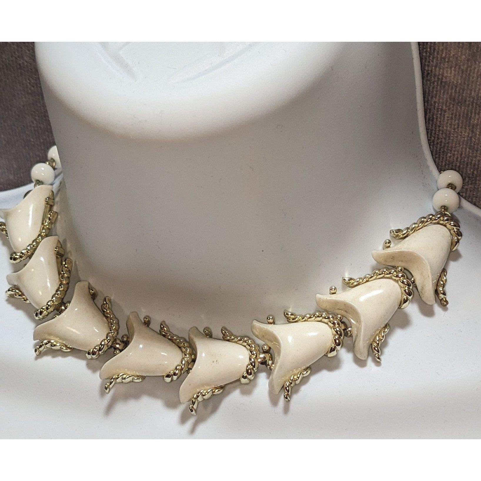 Other Vintage Volupte 1930s/40s White Lucite Floral Necklace Size ONE SIZE - 4 Thumbnail