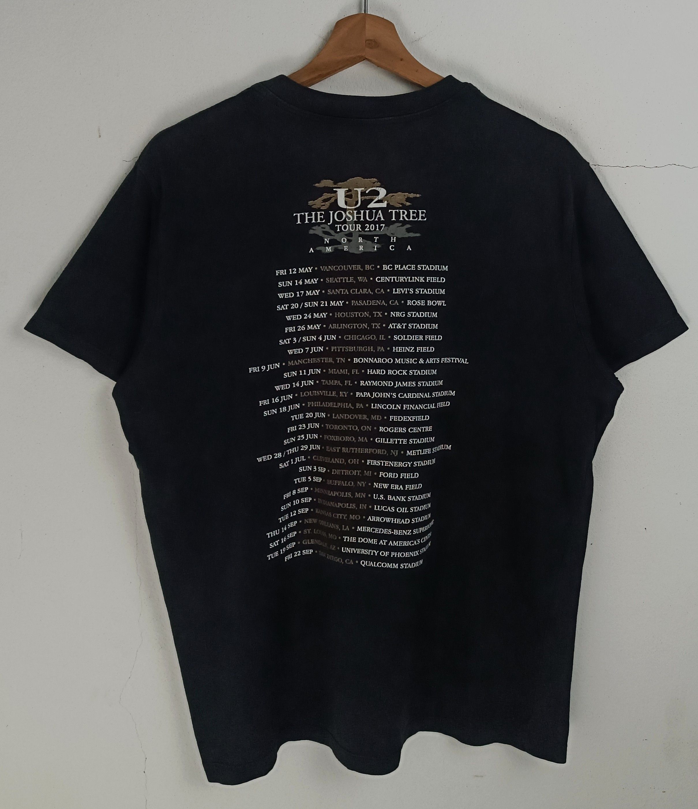 Band Tees VINTAGE 2017 U2 JOSHUA TREE NA TOUR rem oasis who Size US M / EU 48-50 / 2 - 4 Thumbnail