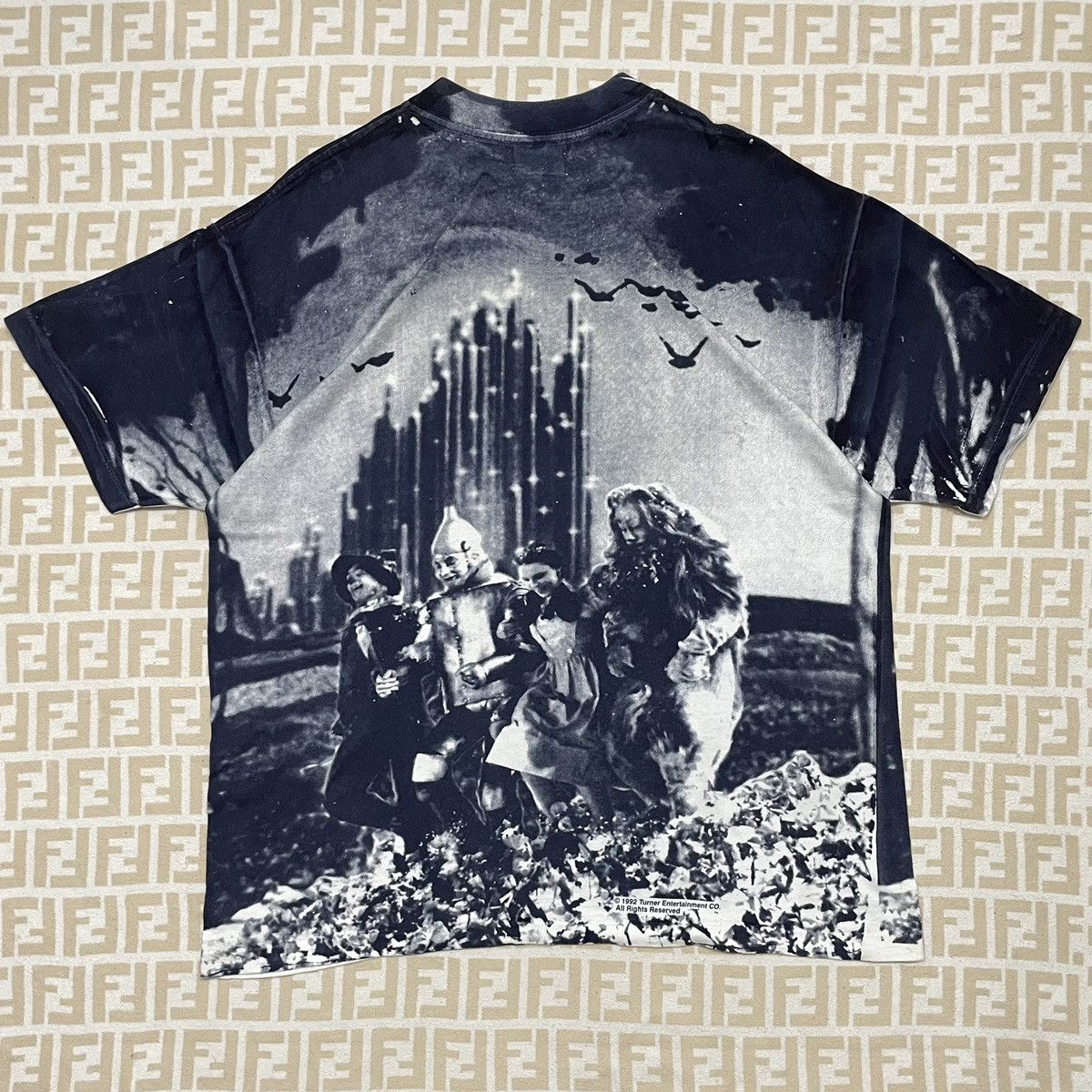 Vintage Vintage 90s Aop Wizard Of Oz Tee Size US XL / EU 56 / 4 - 3 Thumbnail