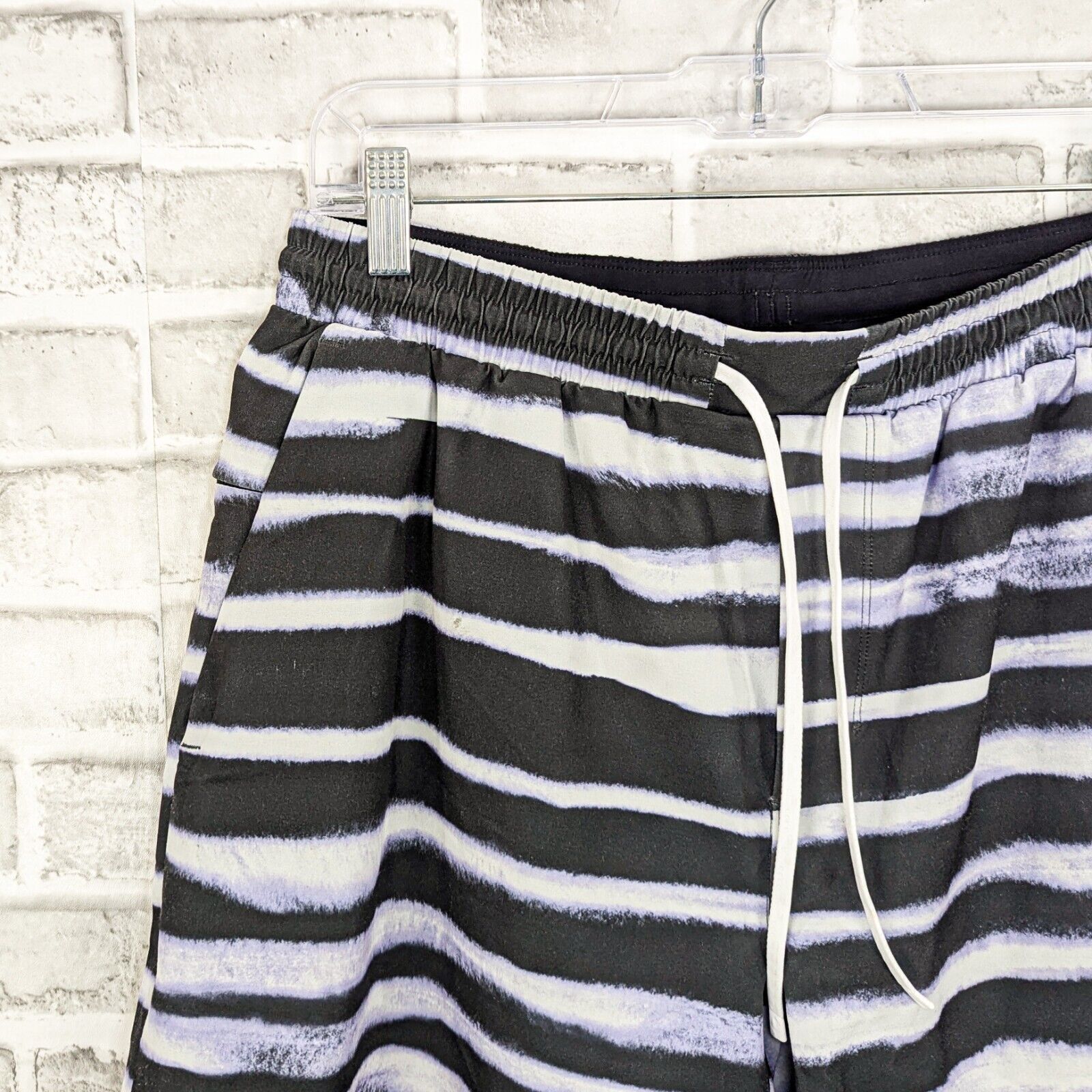 Lululemon Lululemon Men's Pool Shorts Striped size Large Size US 30 / EU 46 - 4 Thumbnail