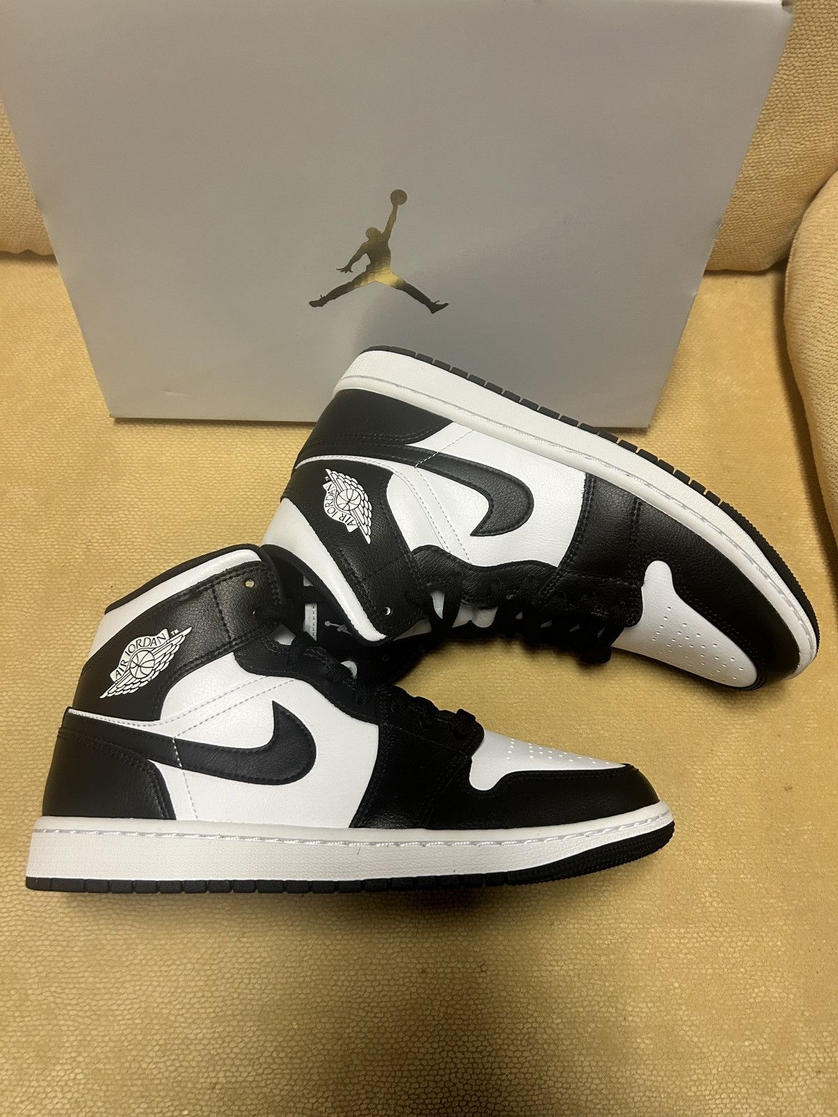 Jordan Brand Air jordan 1 mid Size US 6.5 / EU 39-40 - 2 Thumbnail